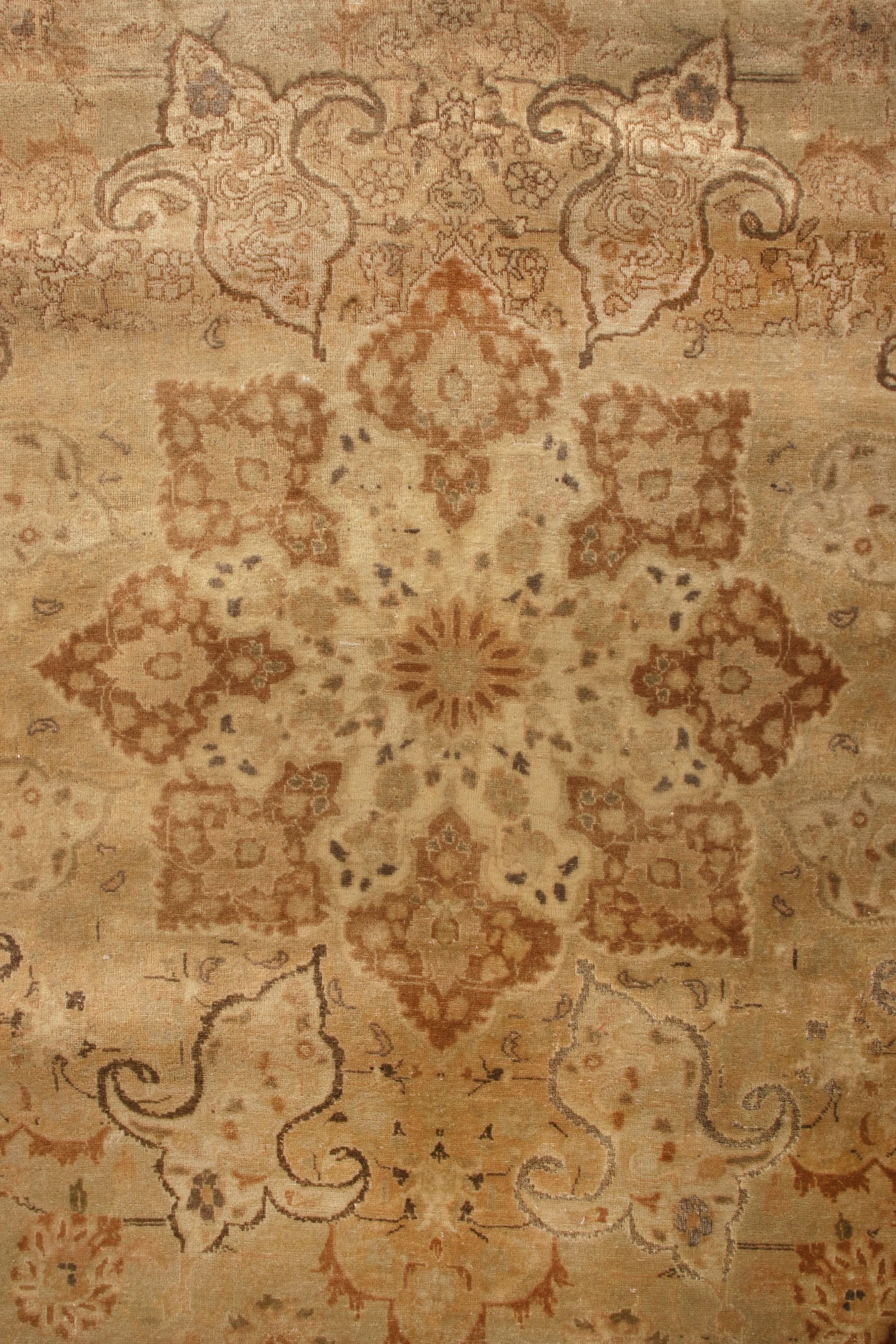 Antiker antiker Täbris-Perserteppich in Beigebraun mit Medaillon-Blumenmuster von Teppich & Kelim (Handgeknüpft) im Angebot