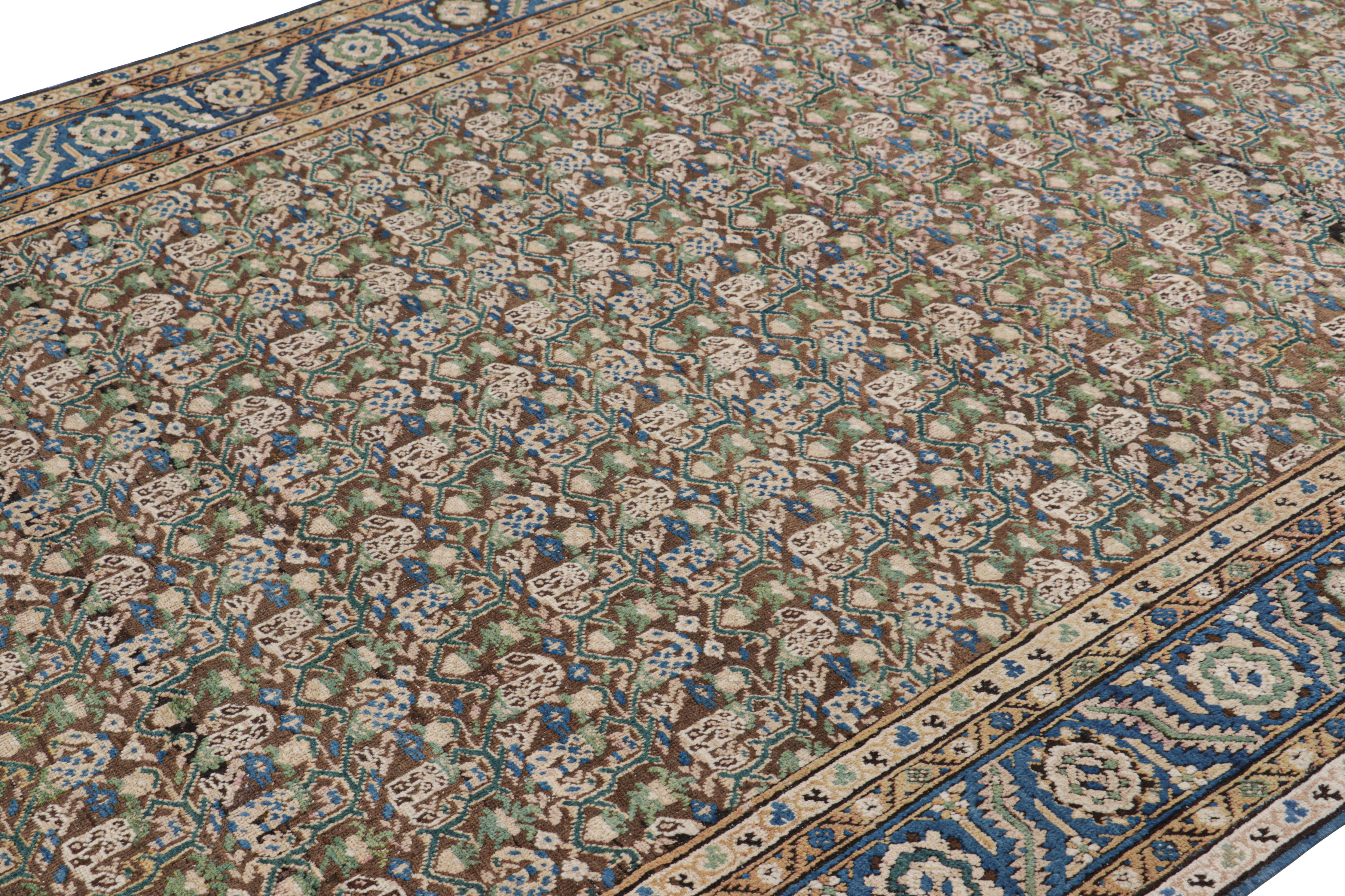 Dieser handgeknüpfte Wollteppich im Format 7x13 aus der Zeit um 1920-1930 ist eine kühne Ergänzung der Rug & Kilim Collection'S mit geometrisch-floralen Mustern in bunten Farbtönen. 

Über das Design

Ein schokoladenbraunes Feld und eine marineblaue