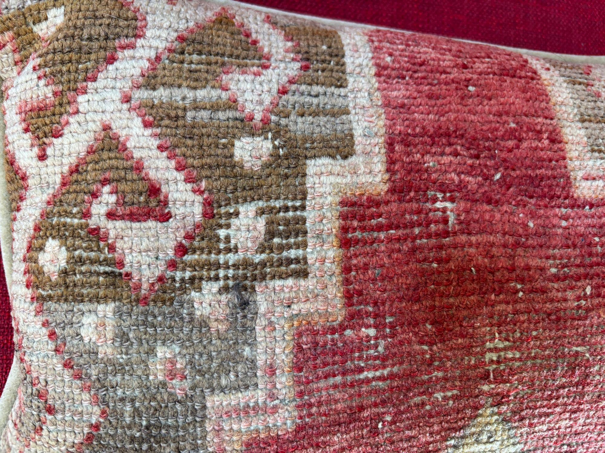 Milieu du XXe siècle Coussin de tapis persan ancien de Tabriz en vente