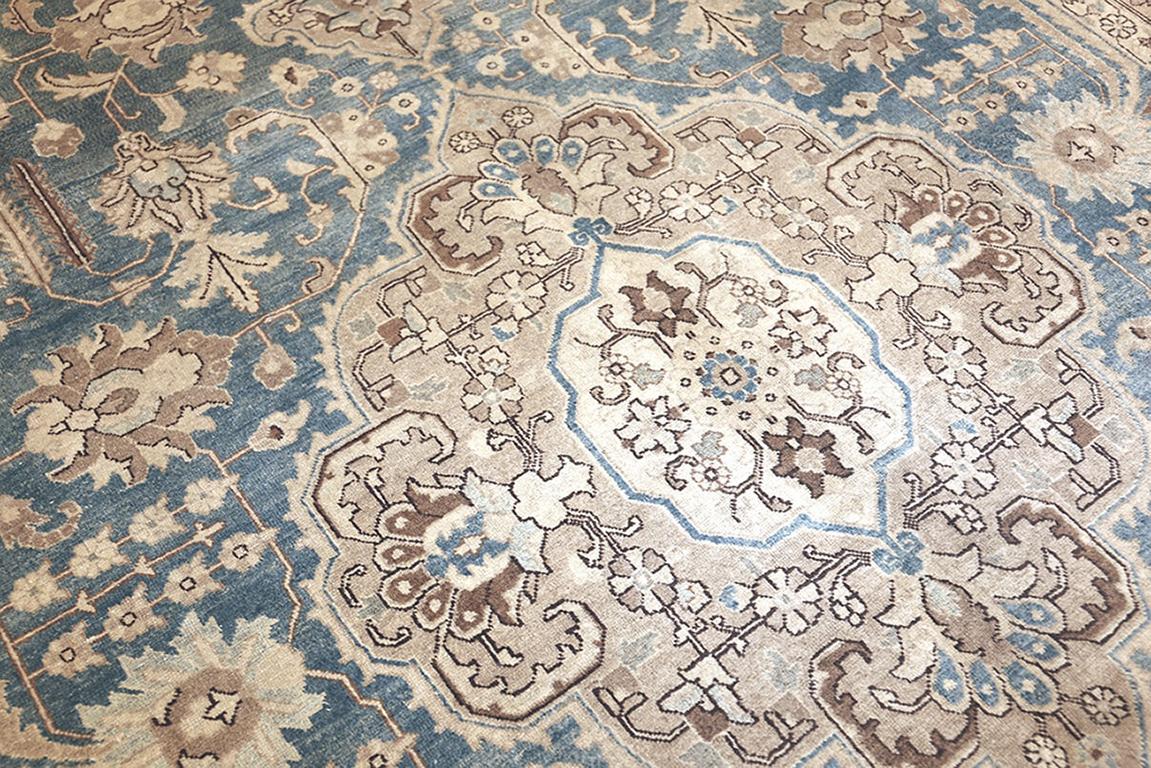 Antique Tabriz Persian Rug. Size: 8 ft x 11 ft (2.44 m x 3.35 m) In Good Condition In New York, NY