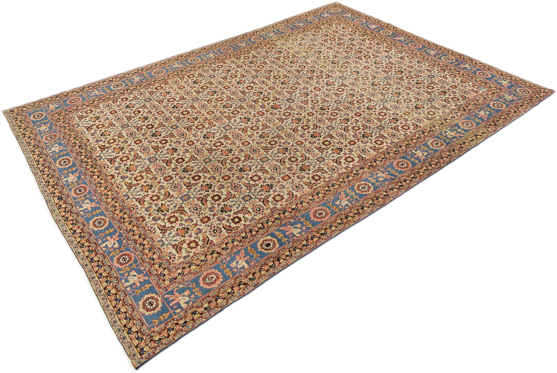 Tappeto Tabriz Petag annodato a mano, tessuto in Iran intorno al 1950.

Questo distinto Tabriz Petag antico persiano presenta un intricato disegno allover su un campo avorio, incorniciato da un bordo blu con sfumature terracotta e rosa. L'elegante