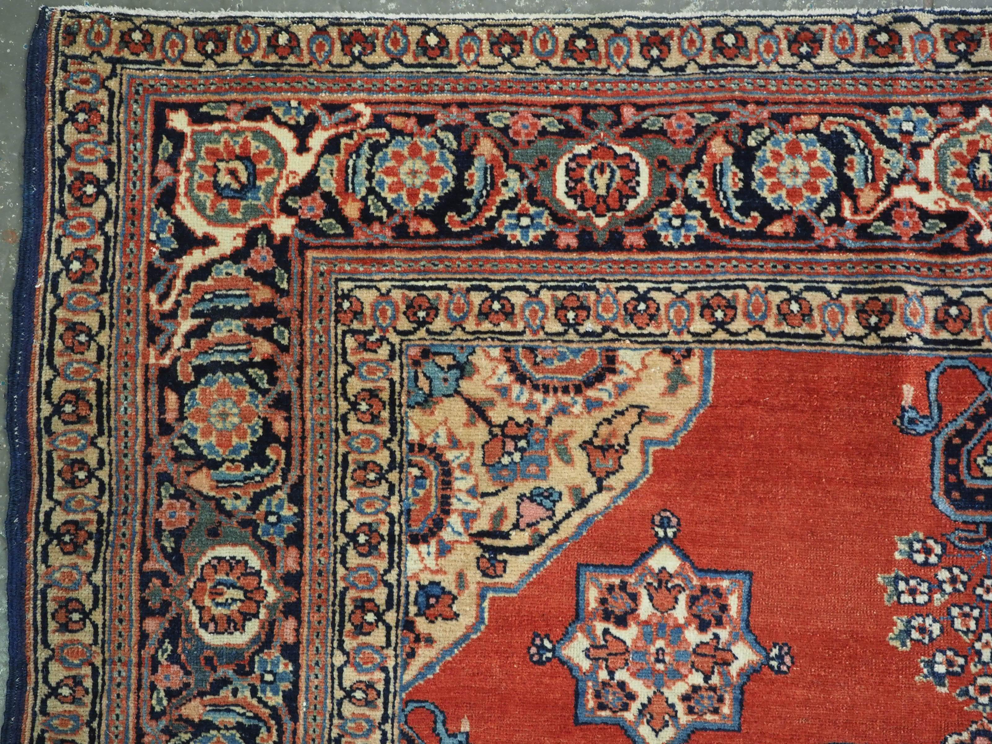 Caucasico Antico tappeto da villaggio della regione di Tabriz dal design eccezionale, circa 1900. in vendita
