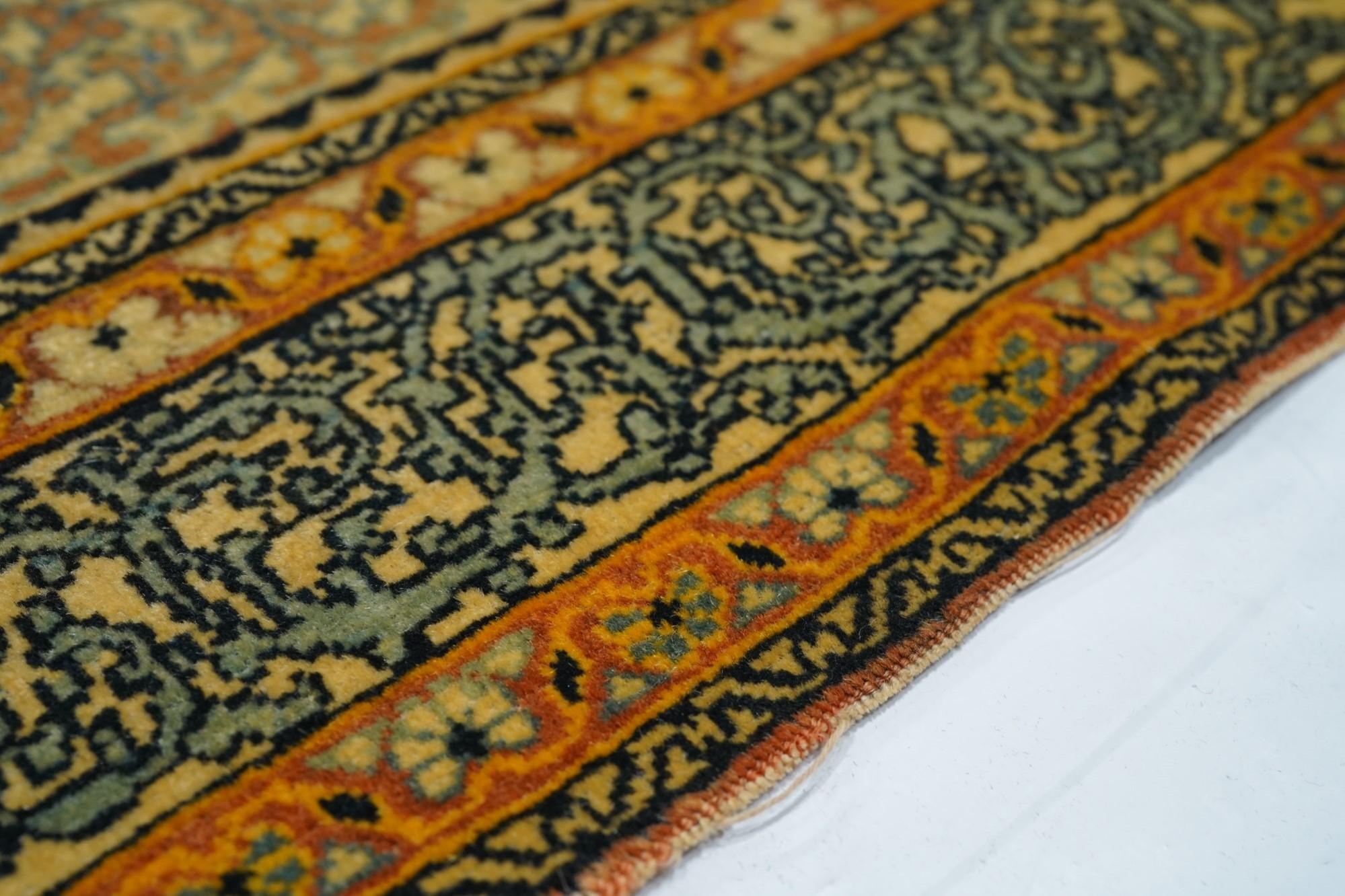 Antiker Täbris-Teppich 2'10'' x 3'6'' (Frühes 20. Jahrhundert) im Angebot
