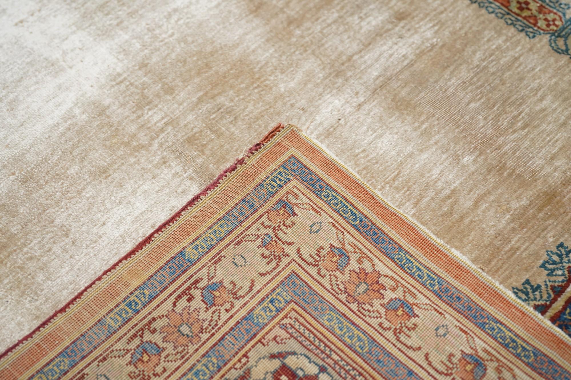 Antiker Seiden-Tabriz-Teppich im Angebot 7