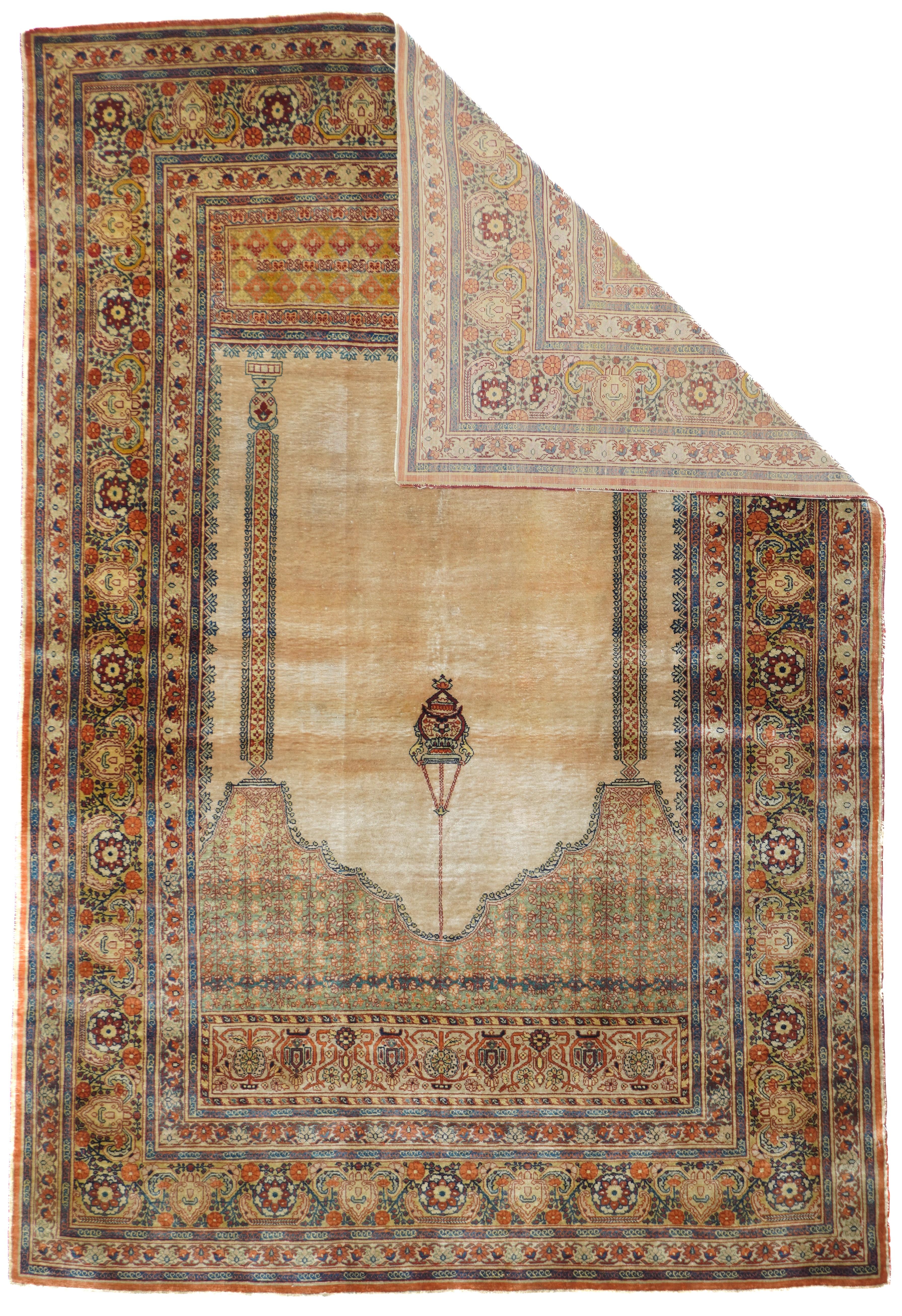 Antiker Seiden-Tabriz-Teppich 3'9'' x 5'8''. Eine fein gewebte Stadtseide im türkischen Stil mit einem ecrufarbenen Feld, an dessen Spitze eine Moscheelampe hängt, flankiert von zwei Ziersäulen, die eine tiefe Zwickelplatte tragen. Darüber und