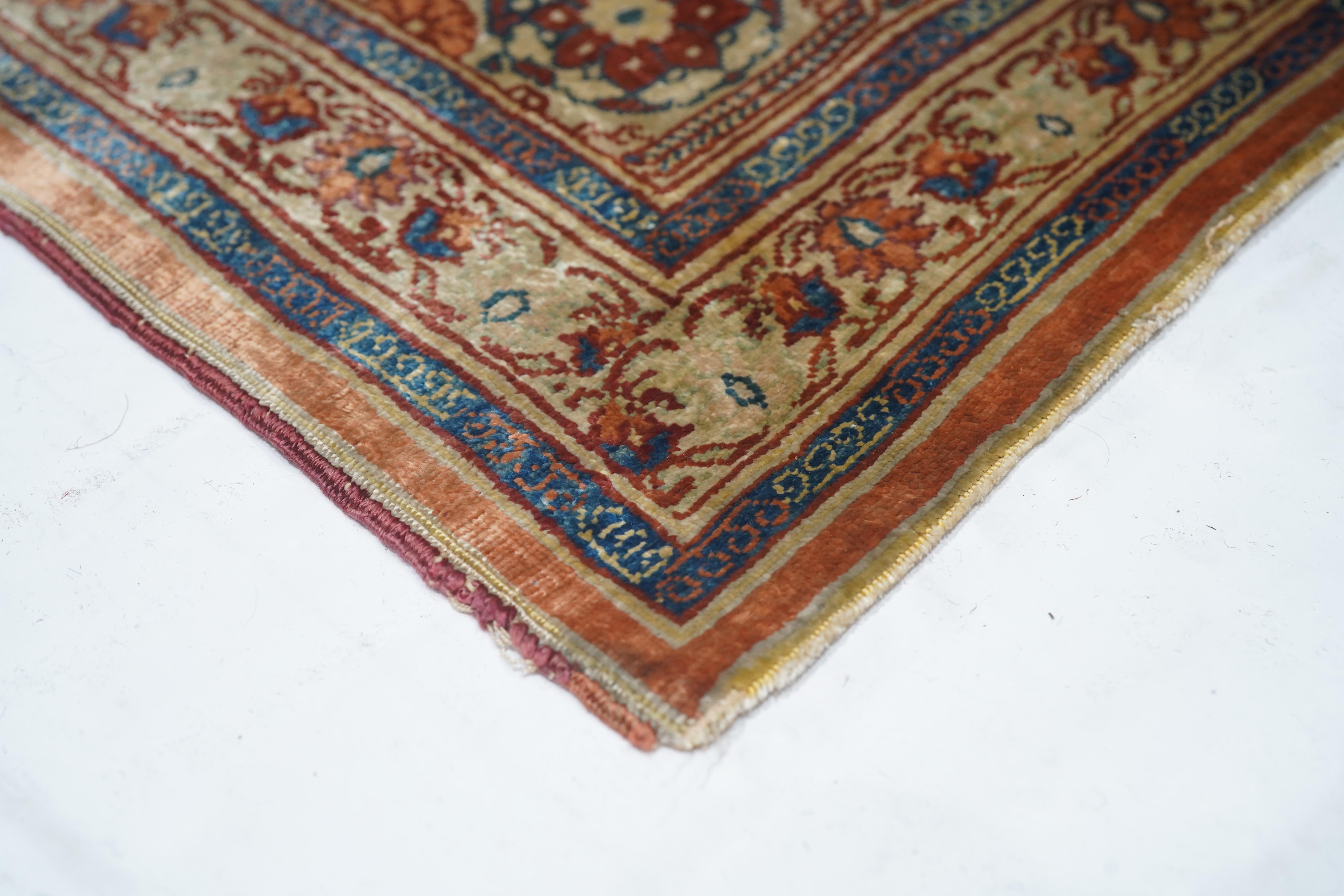 Antiker Seiden-Tabriz-Teppich im Zustand „Gut“ im Angebot in New York, NY