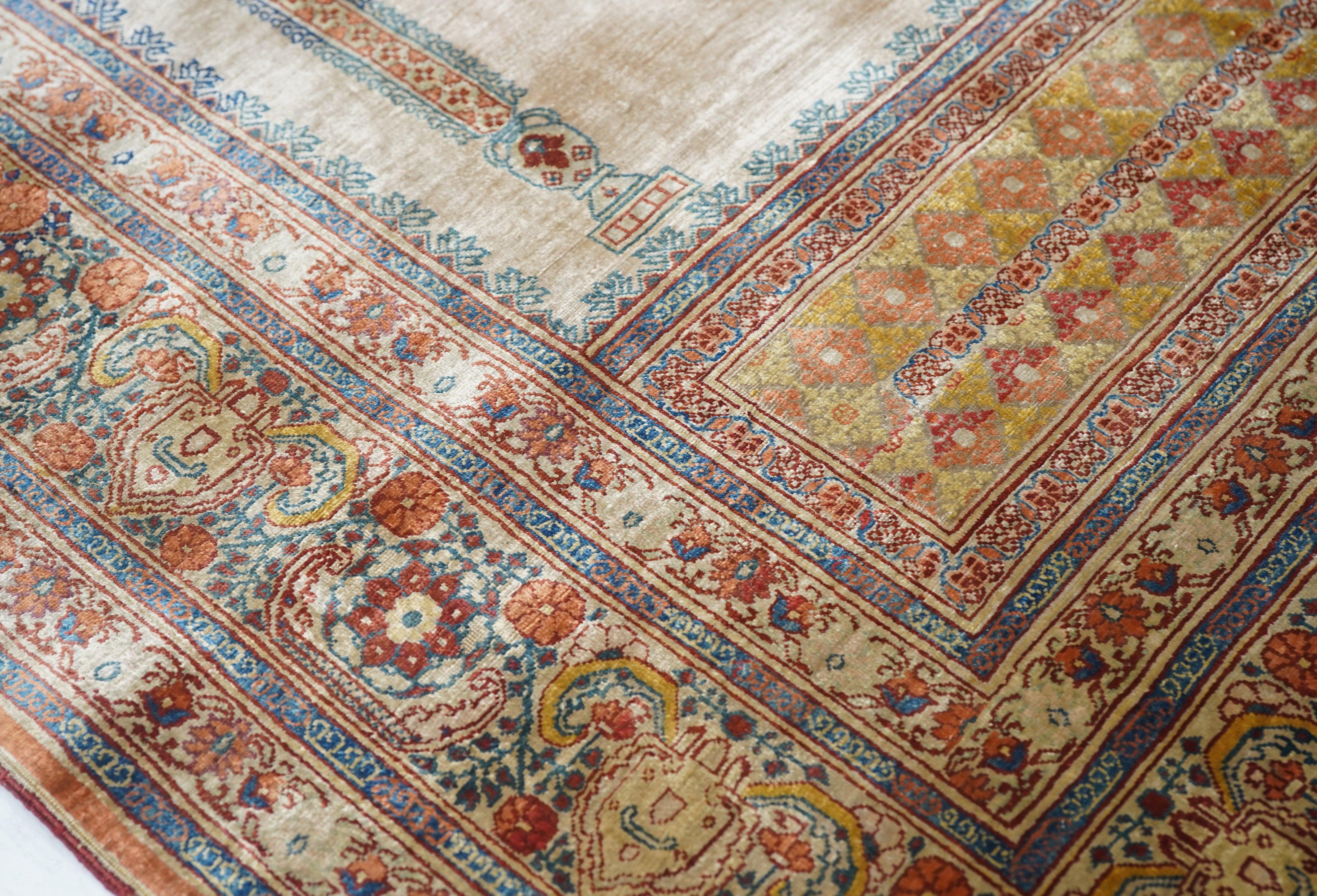 Antiker Seiden-Tabriz-Teppich (Spätes 19. Jahrhundert) im Angebot