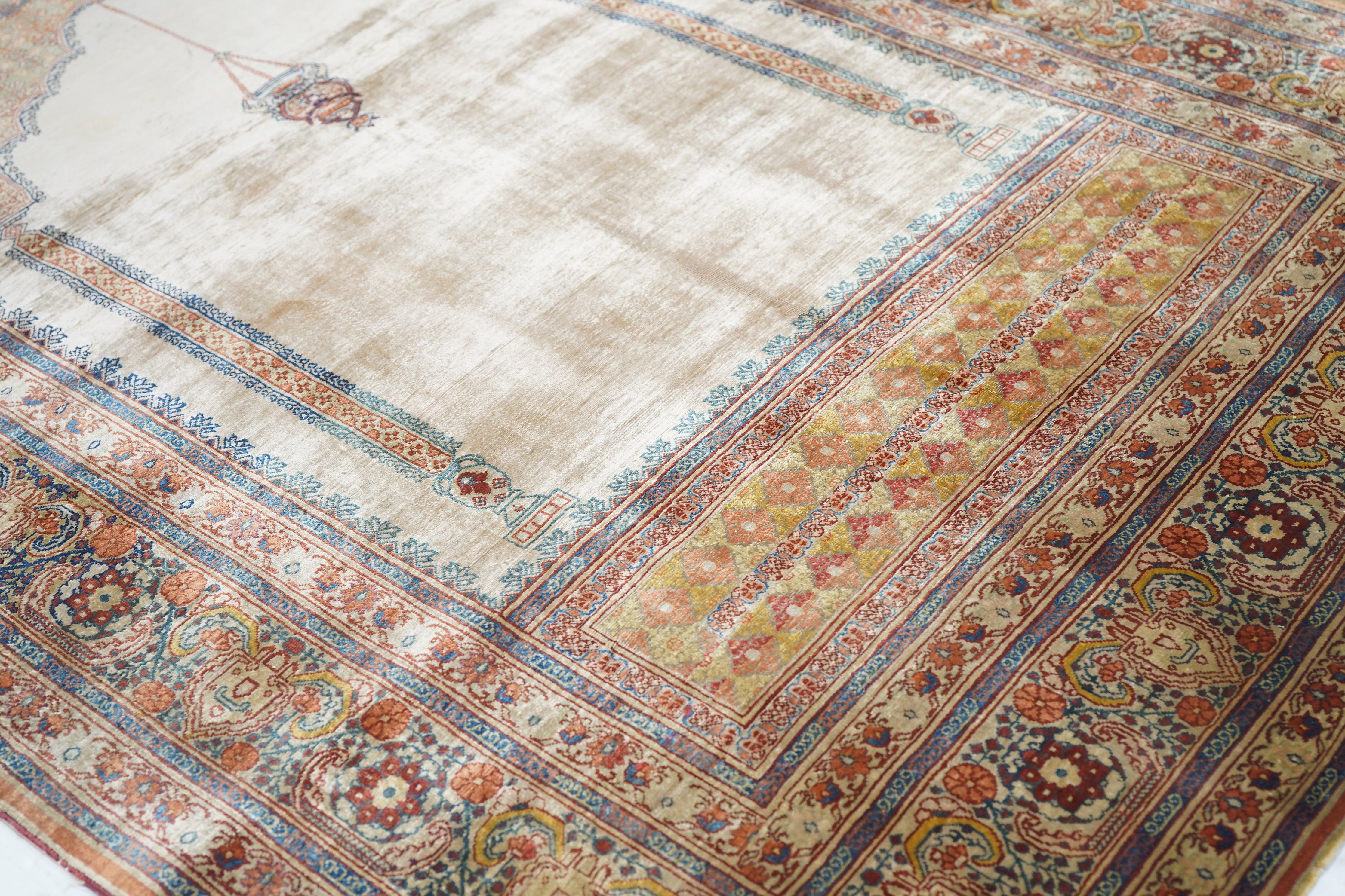 Antiker Seiden-Tabriz-Teppich im Angebot 1