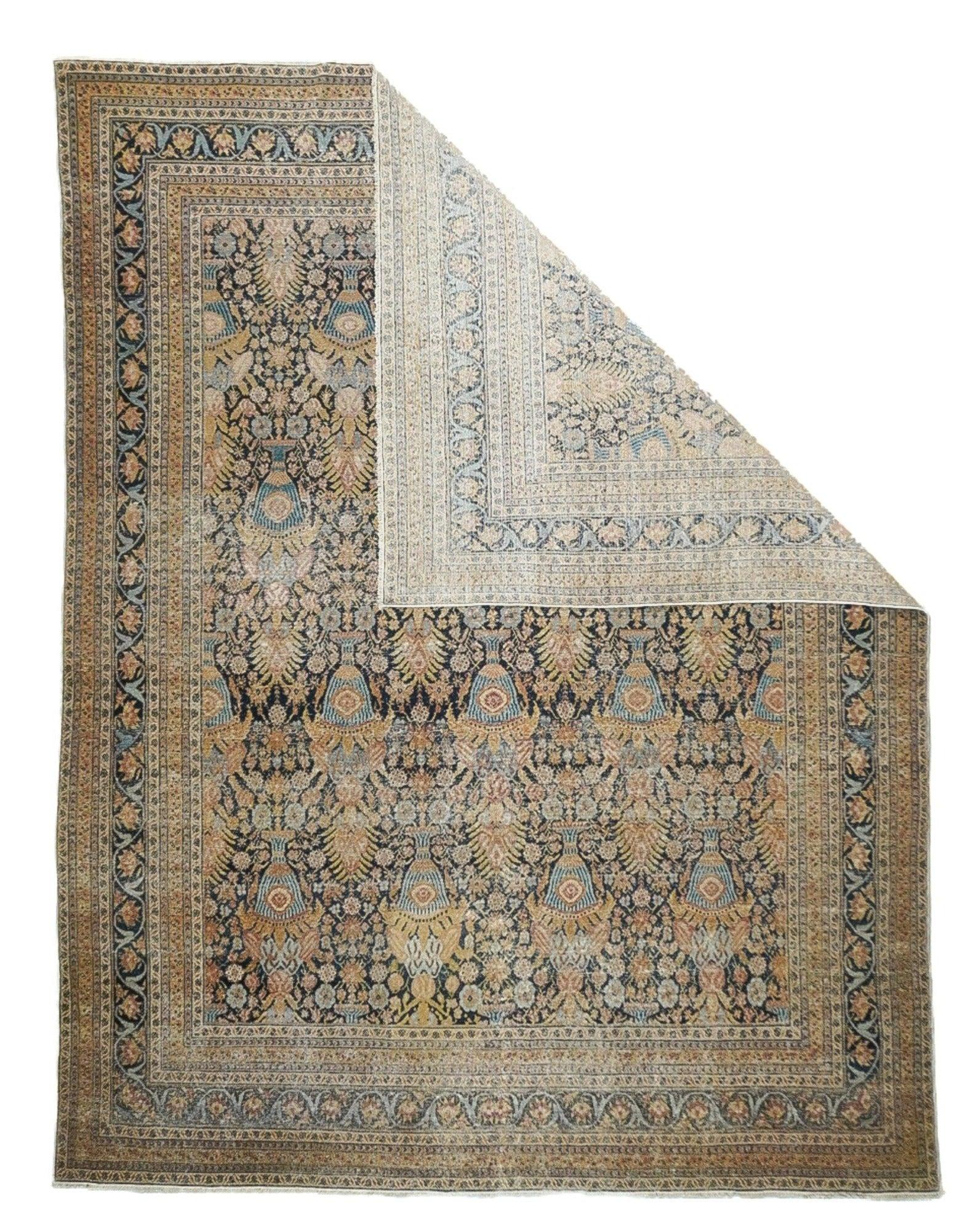 Antiker Tabriz Teppich 7'4'' x 9'7''. Das fast schwarze Feld zeigt vier vollständige, versetzte Reihen von kannelierten Vasen, die von Zypressen gekrönt werden, und eine unterstützende Gruppe von Rosetten und Blättern. Fast schwarze Hauptbordüre mit