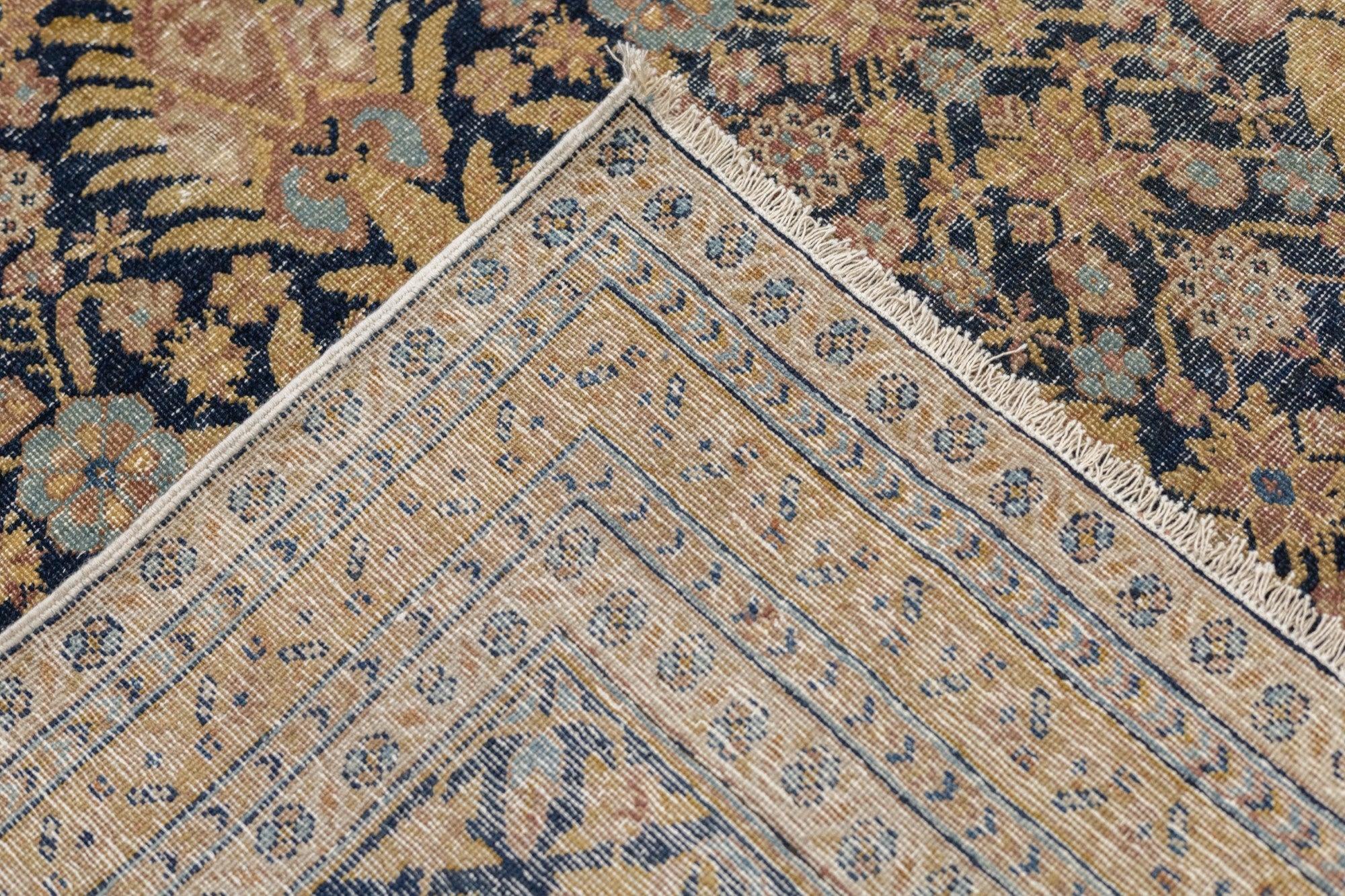Antiker Täbris-Teppich 7'4'' x 9'7'' (Handgeknüpft) im Angebot
