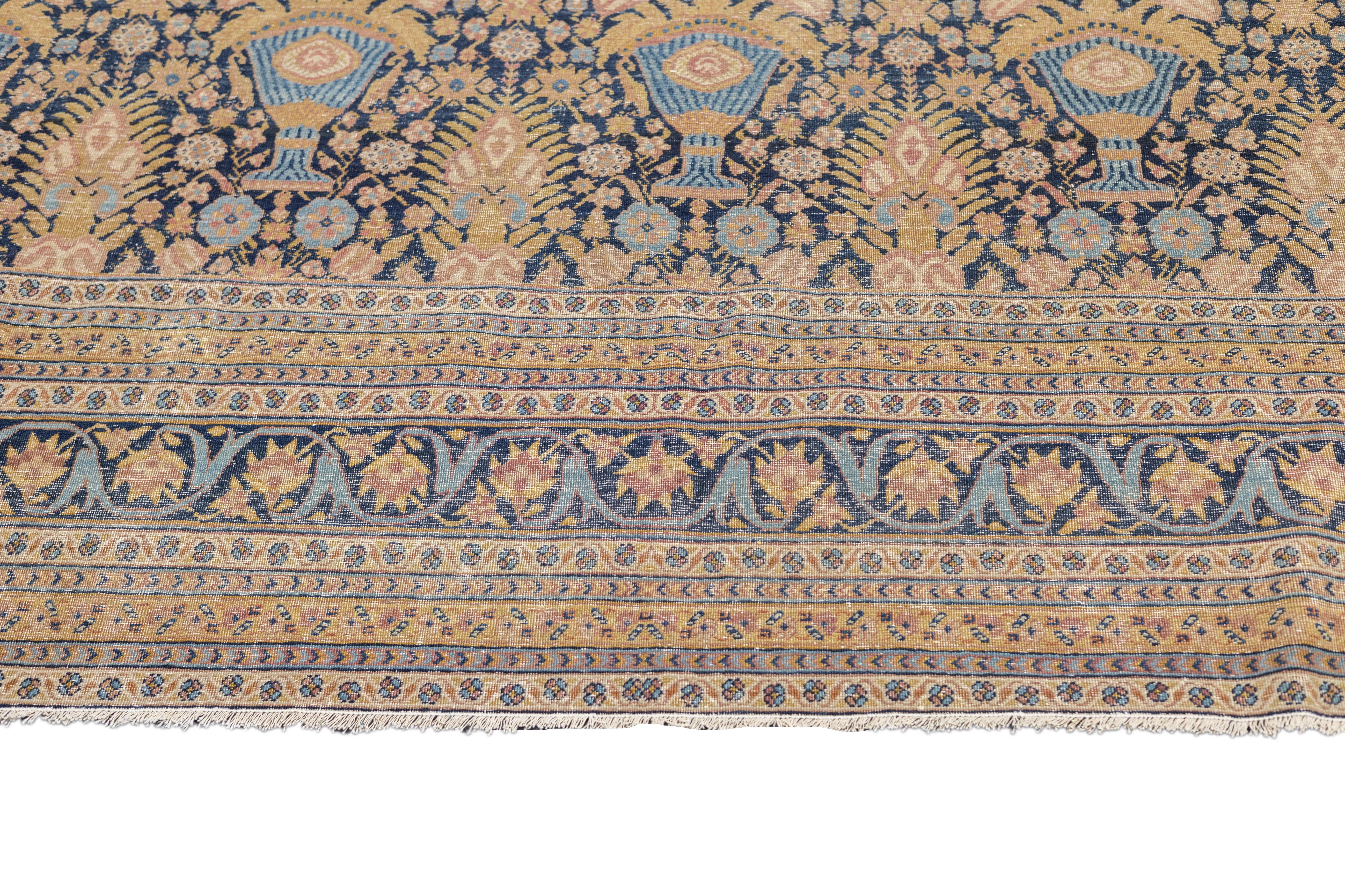 Antiker Täbris-Teppich 7'4'' x 9'7'' (19. Jahrhundert) im Angebot