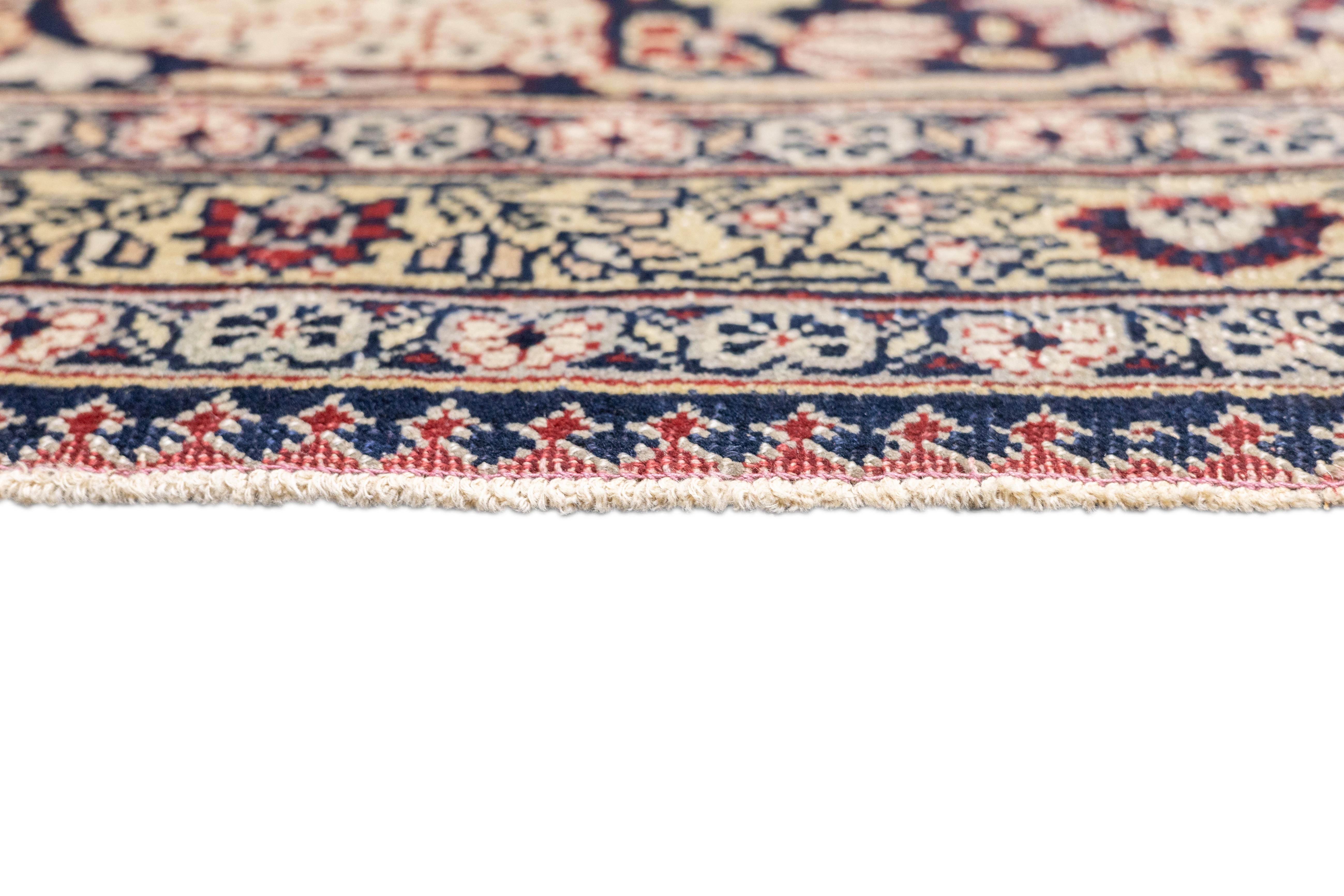 Antiker Täbris-Teppich 8'3'' x 11'4'' im Zustand „Gut“ im Angebot in New York, NY