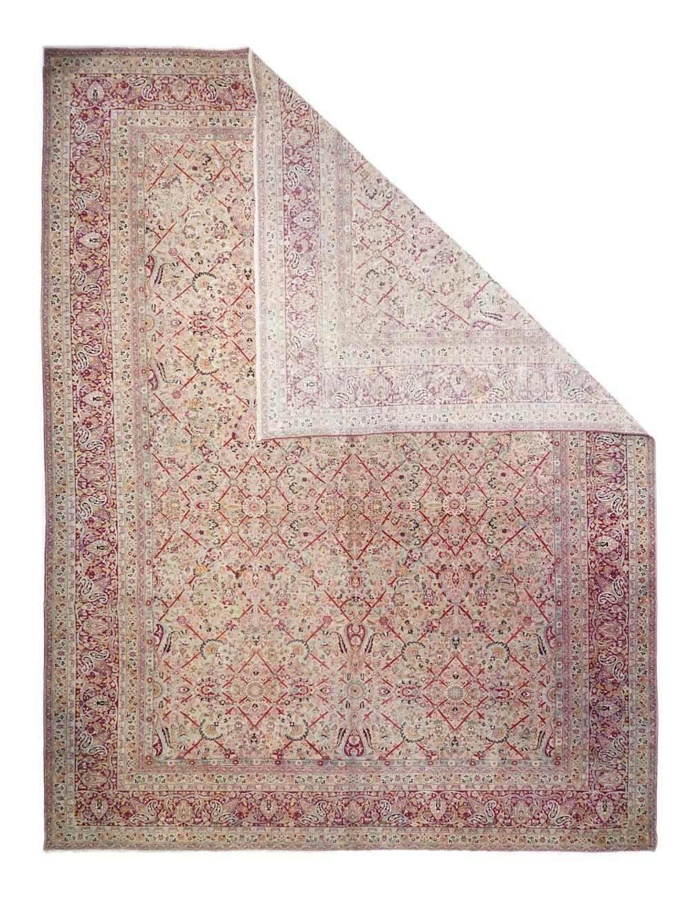 Antiker Tabriz Teppich 9'11'' x 13'6''. Das ecrufarbene Feld zeigt ein komplexes Allover-Gitter aus Rauten, Rhomben, offenen Rauten unterschiedlicher Größe und gekniffenen Reserven, die alle mit einem polychromen Muster aus Zypressen, Nelken,
