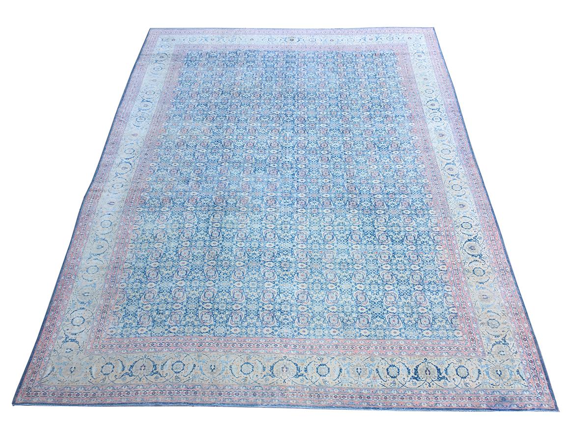 Antiker großer blauer und goldener persischer Täbris-Teppich 5313, Herkunftsland: Persien, Circa-Datum: 1920 - Das Himmelblau und das Gold dieses schönen Täbris-Teppichs erwecken das Gefühl eines formalen Gartens, der vom Himmelslichtblau geküsst