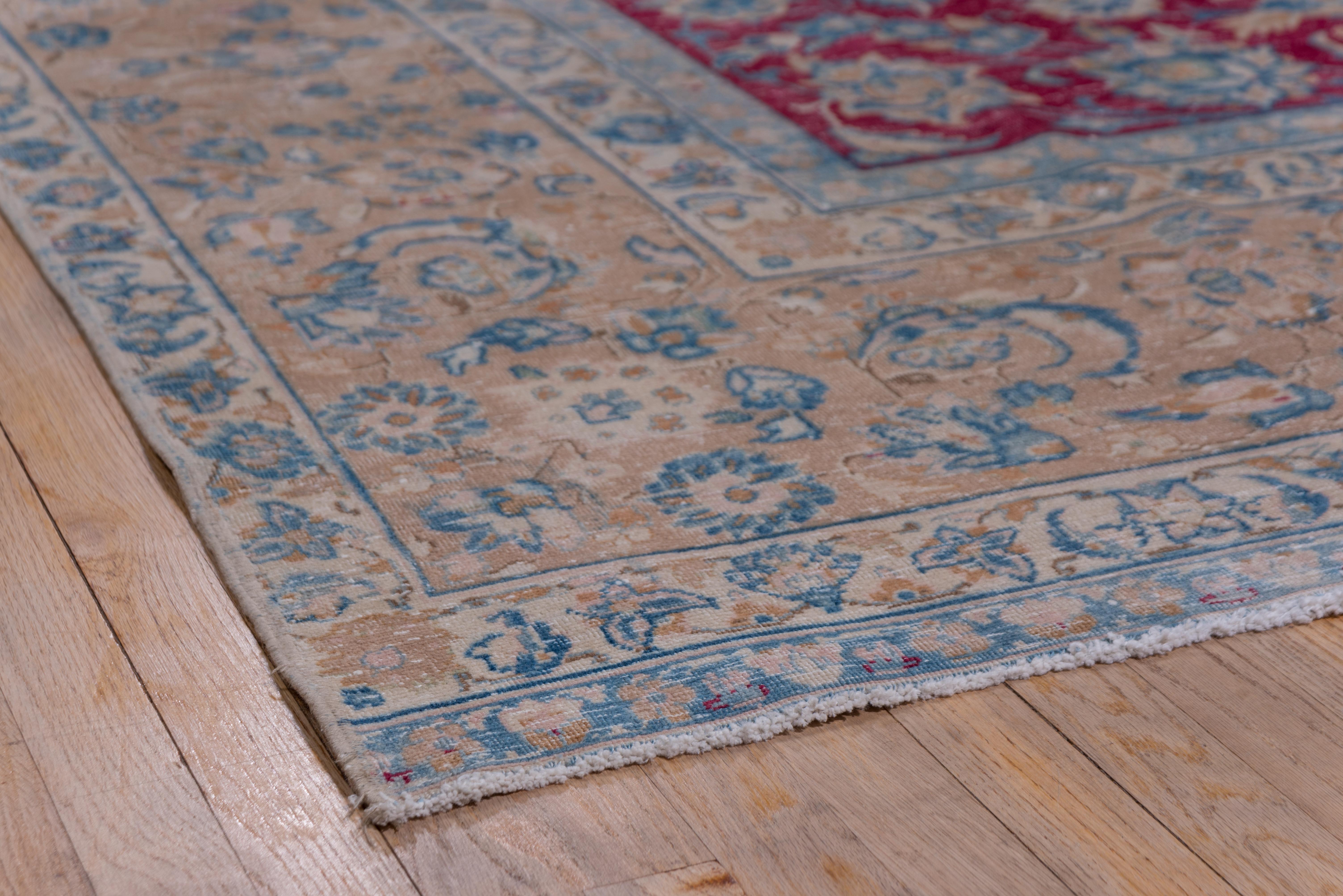 Noué à la main Tapis Tabriz ancien, terrain allover framboise brillant, bordures bleu pâle et pêche en vente