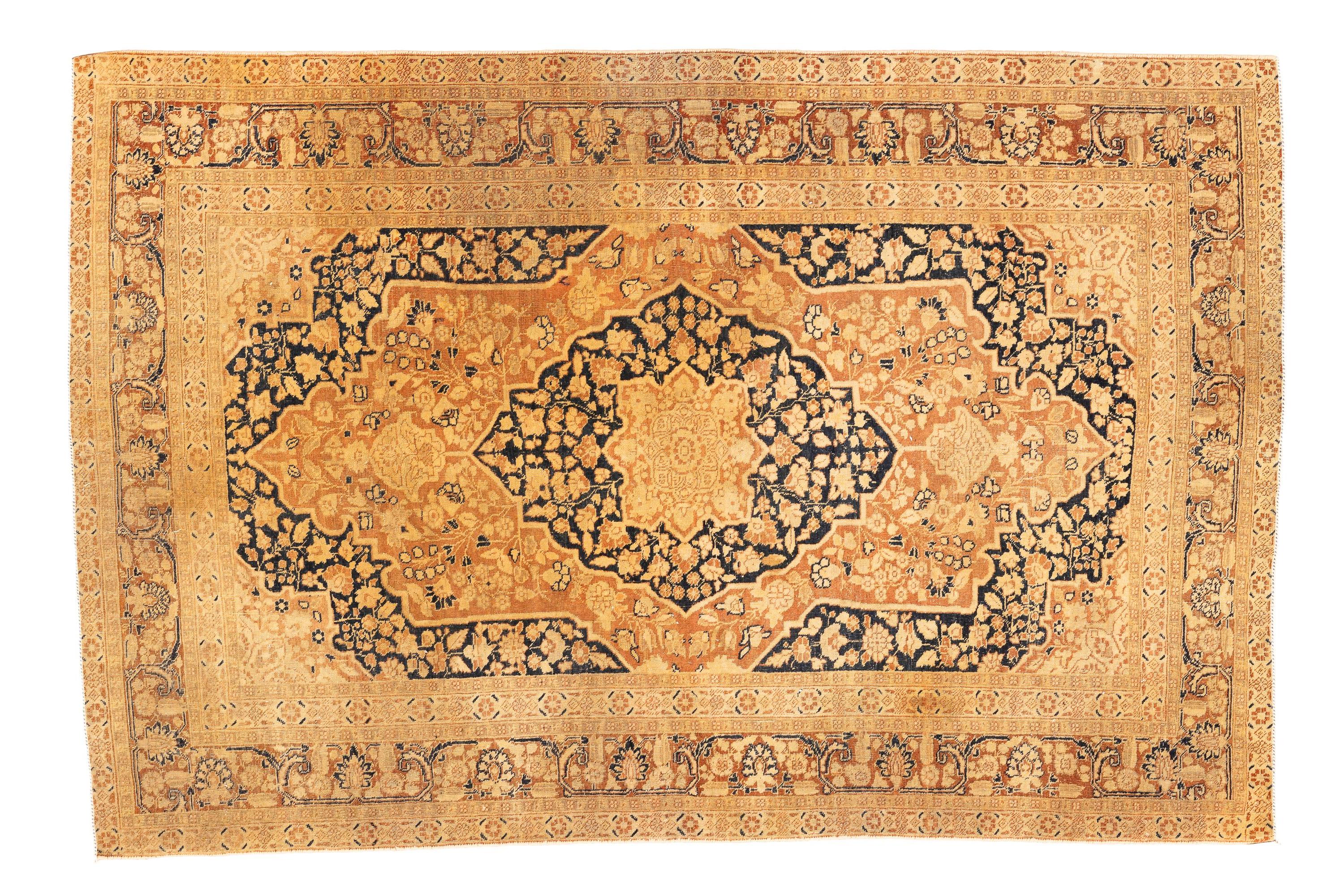 Ce tapis exquis d'Eleg est un chef-d'œuvre de l'artisanat persan, rayonnant d'une élégance et d'une sophistication intemporelles. Son design est ancré par un magnifique médaillon central, délicatement tissé avec des motifs floraux et arabesques