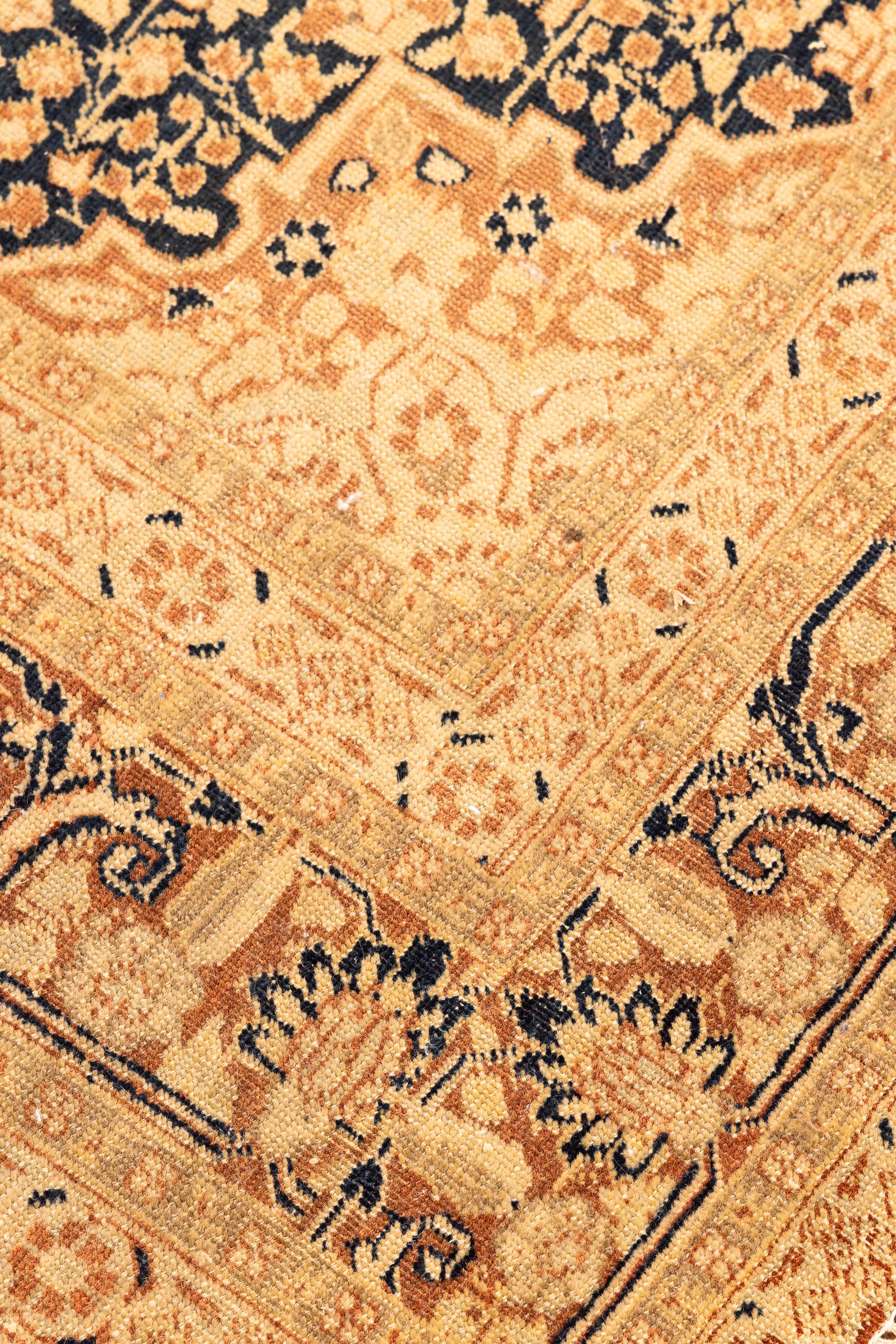 Noué à la main Tapis persan ancien de Tabriz en vente