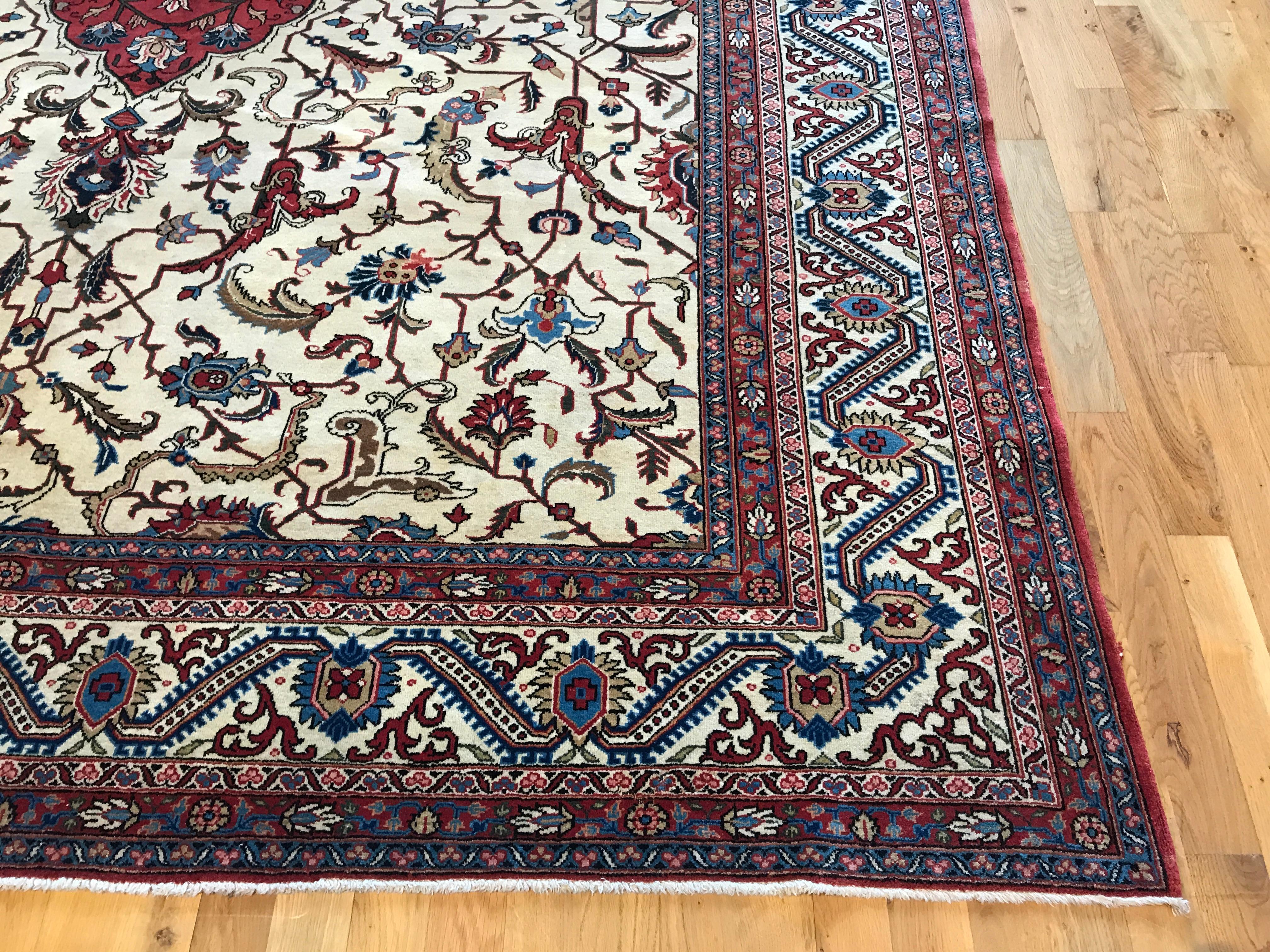 Tappeto Tabriz antico In condizioni buone in vendita a West Hollywood, CA