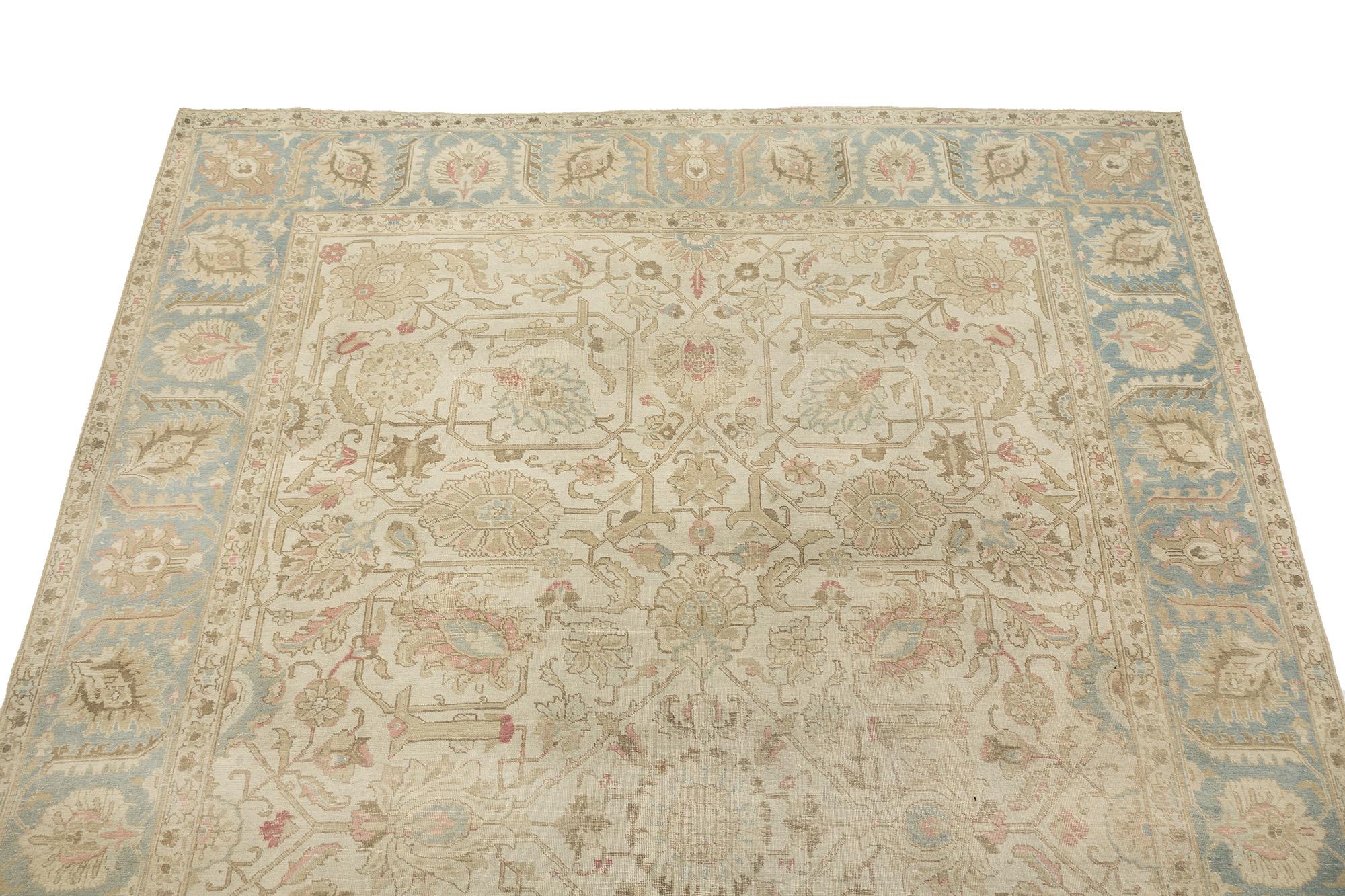 Antiker Tabriz-Teppich, handgeknüpft, 10,3 × 7,5 Fuß - Beige, Hellblau & Rosa (Handgeknüpft) im Angebot