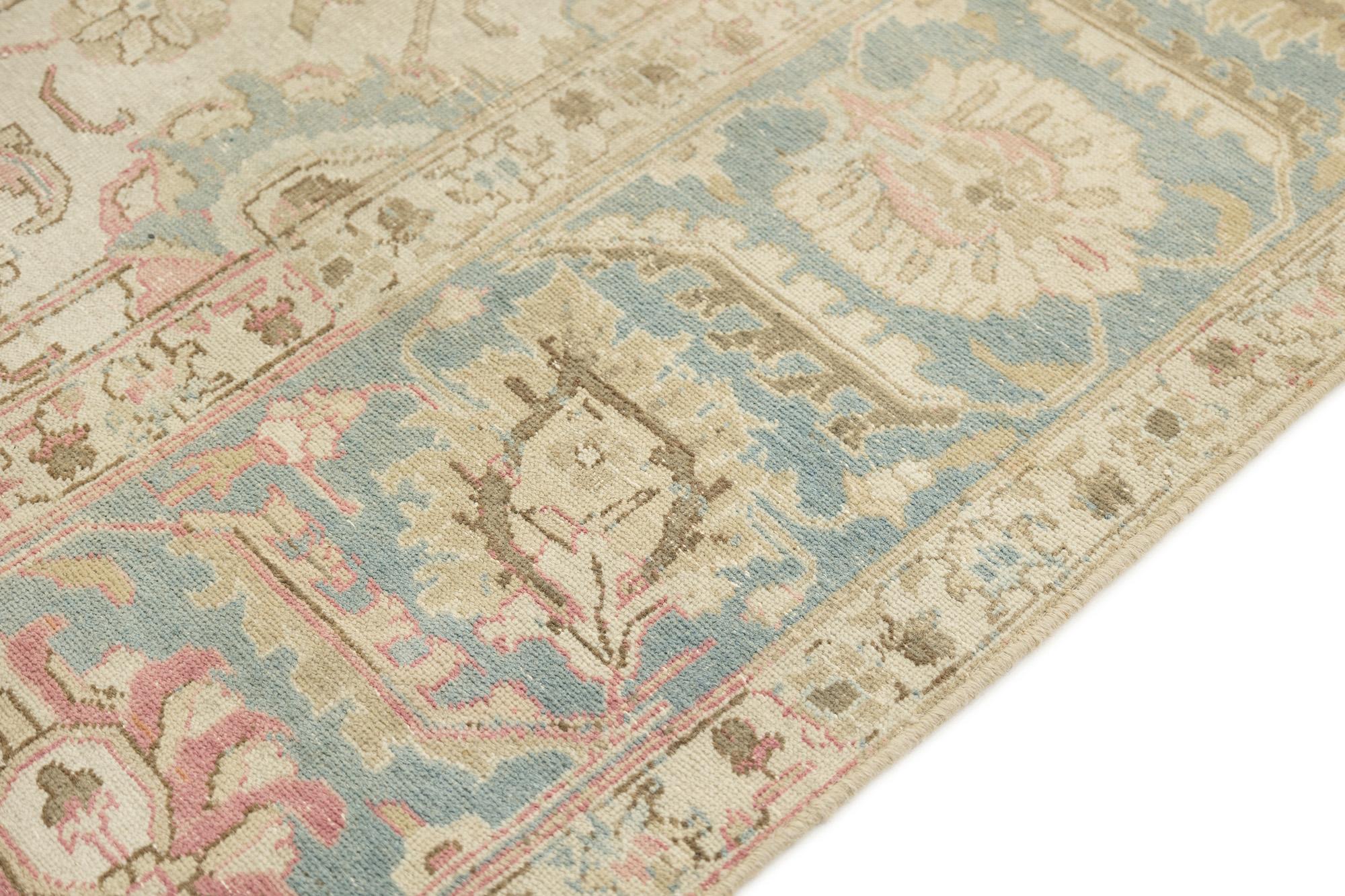Antiker Tabriz-Teppich, handgeknüpft, 10,3 × 7,5 Fuß - Beige, Hellblau & Rosa (Frühes 20. Jahrhundert) im Angebot