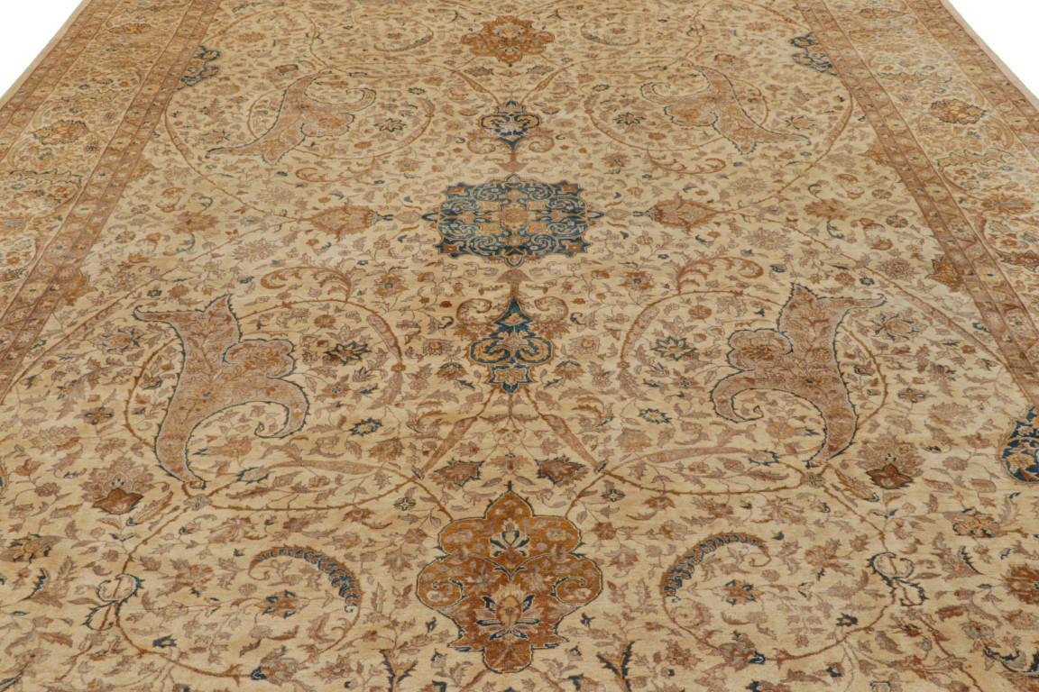 Dieser 10x14 große antike Perserteppich aus Täbris, der um 1920-1930 handgeknüpft wurde, ist eine seltene und aufregende neue Kuration von Rug & Kilim.

Über das Design: 

Dieses persische Meisterwerk zeichnet sich durch ein kompliziertes