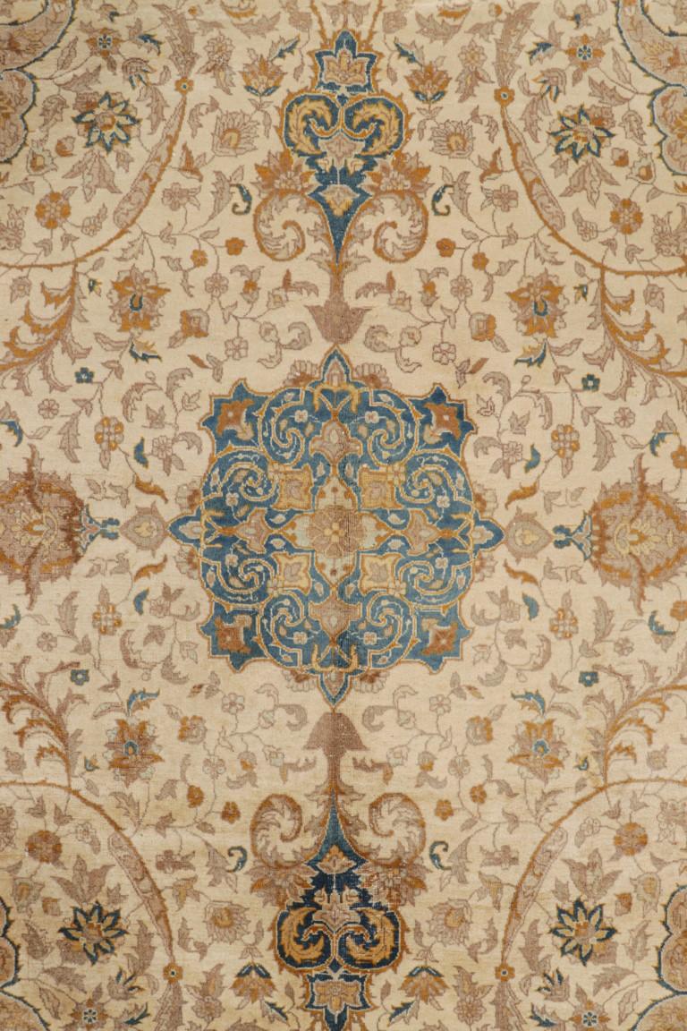 Antiker Tabriz-Teppich in Beige-Braun mit Blumenmustern  Rug & Kilim (Kelim) im Angebot