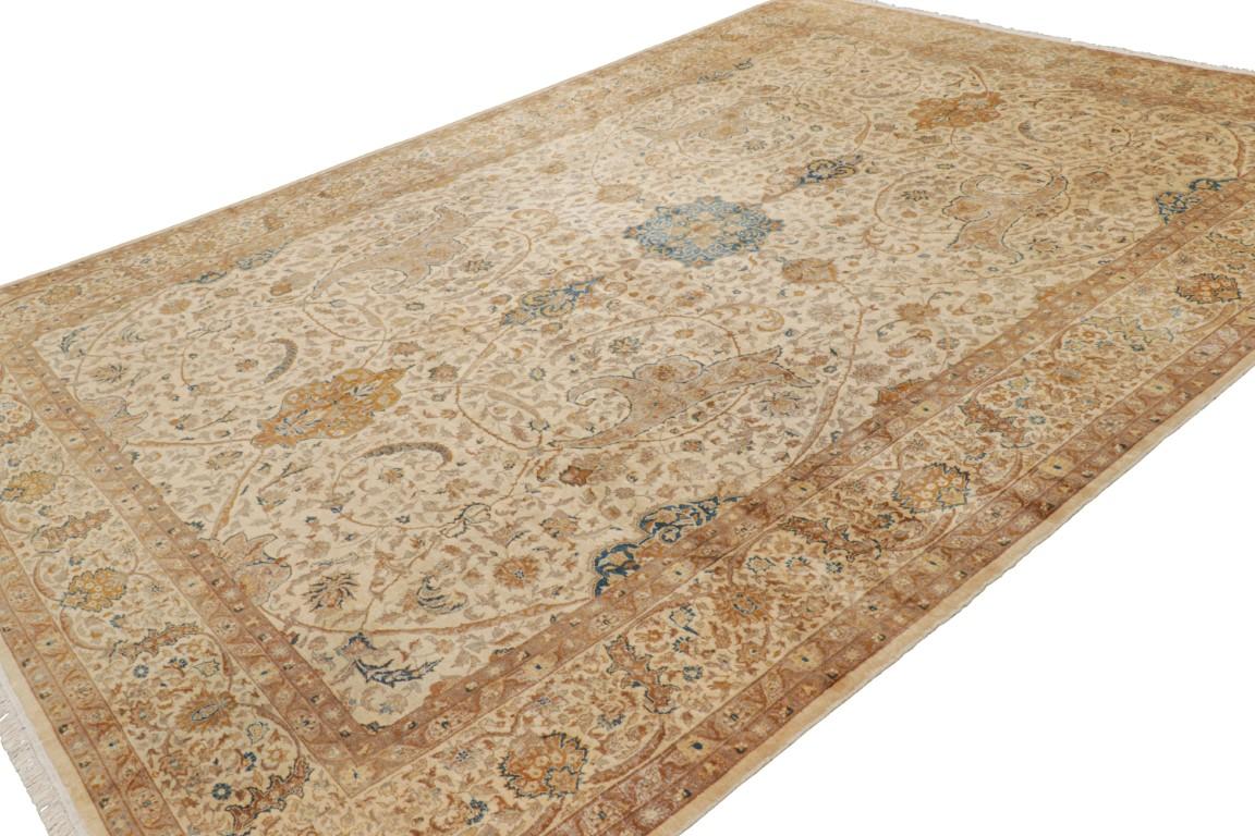 Antiker Tabriz-Teppich in Beige-Braun mit Blumenmustern  Rug & Kilim (Persisch) im Angebot