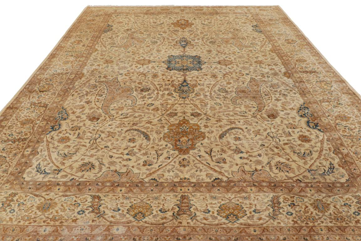 Antiker Tabriz-Teppich in Beige-Braun mit Blumenmustern  Rug & Kilim (Handgeknüpft) im Angebot