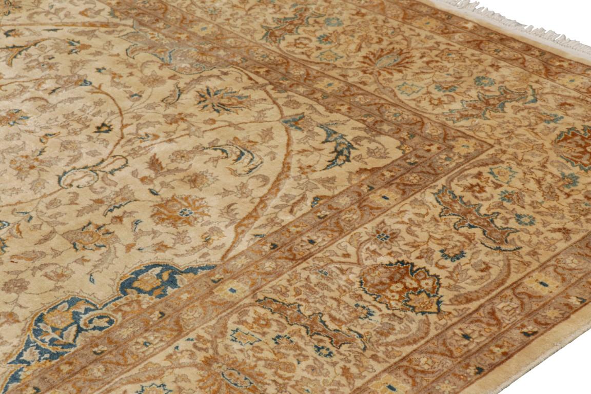 Antiker Tabriz-Teppich in Beige-Braun mit Blumenmustern  Rug & Kilim im Zustand „Gut“ im Angebot in Long Island City, NY