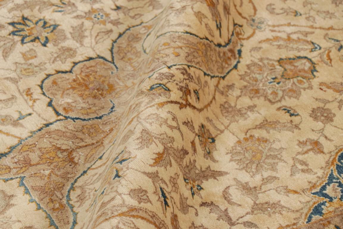 Antiker Tabriz-Teppich in Beige-Braun mit Blumenmustern  Rug & Kilim (Frühes 20. Jahrhundert) im Angebot