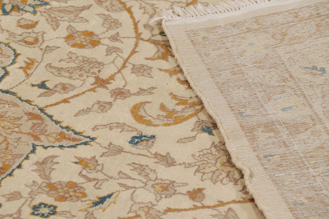 Antiker Tabriz-Teppich in Beige-Braun mit Blumenmustern  Rug & Kilim (Wolle) im Angebot