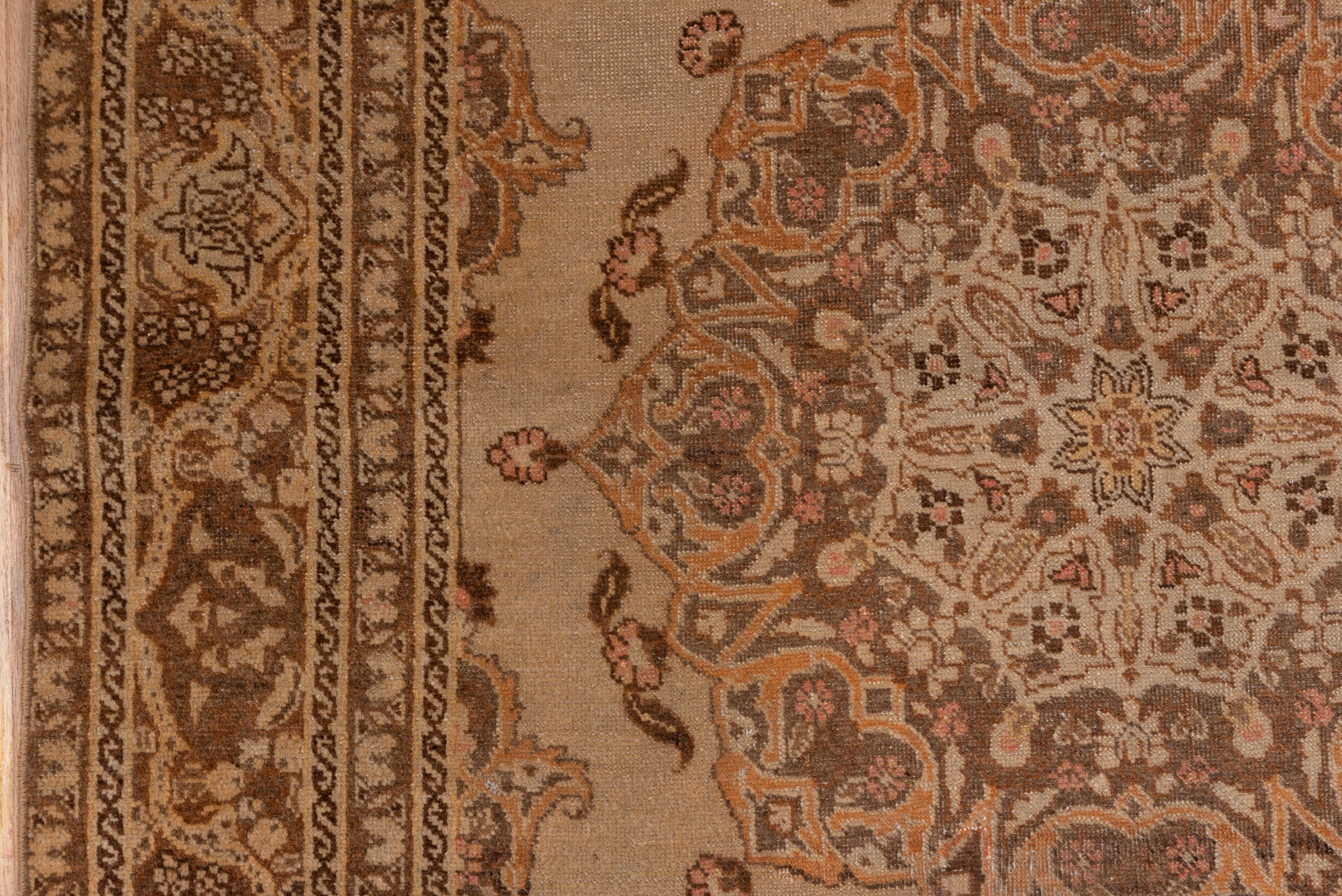 Metà XX secolo Tappeto Tabriz antico con medaglione centrale color kaki smorzato e fiorellini in vendita