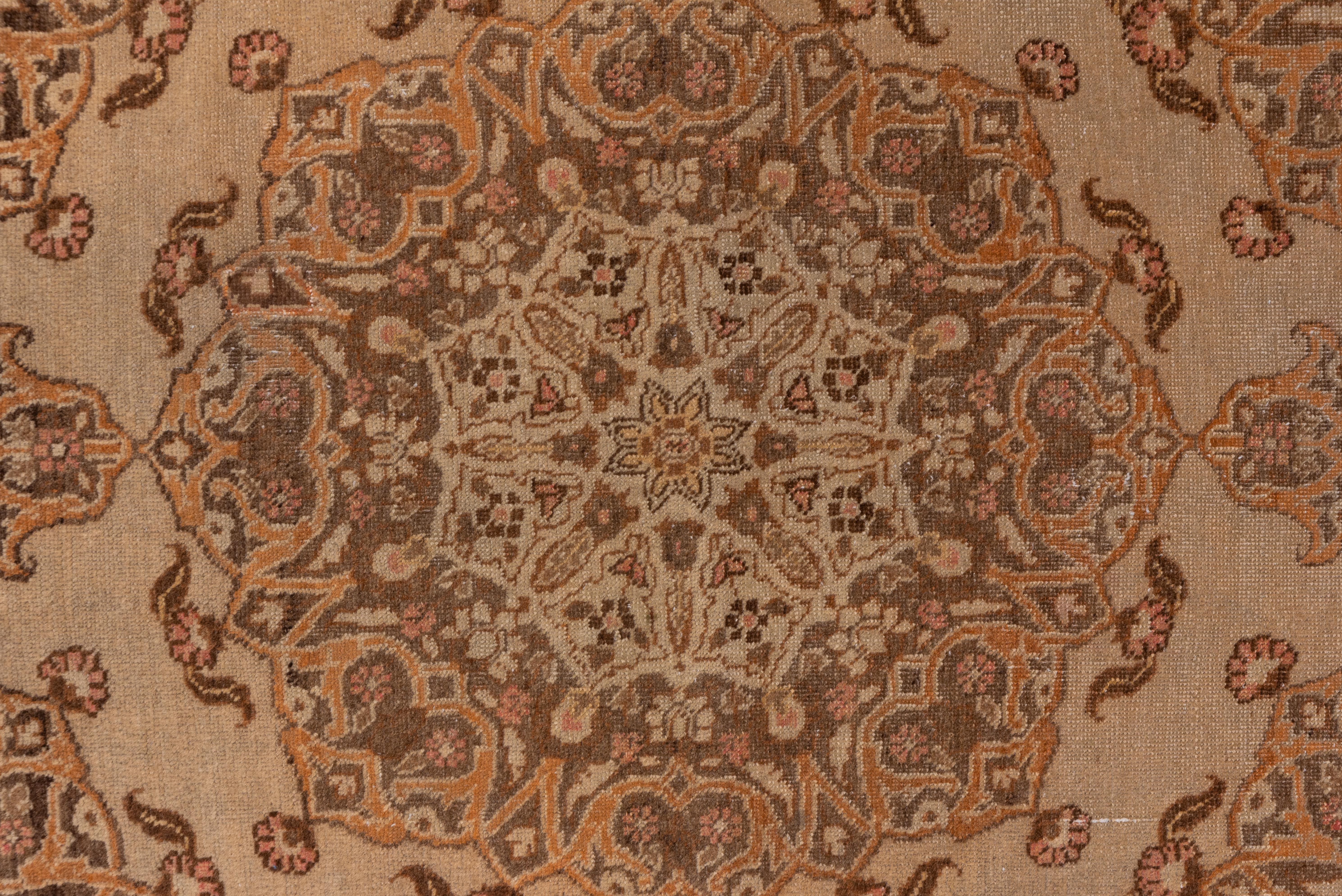 Antiker Täbris-Teppich in zentralem, gedämpftem, gedecktem Khaki-Medaillon mit Blumenmuster im Angebot 1