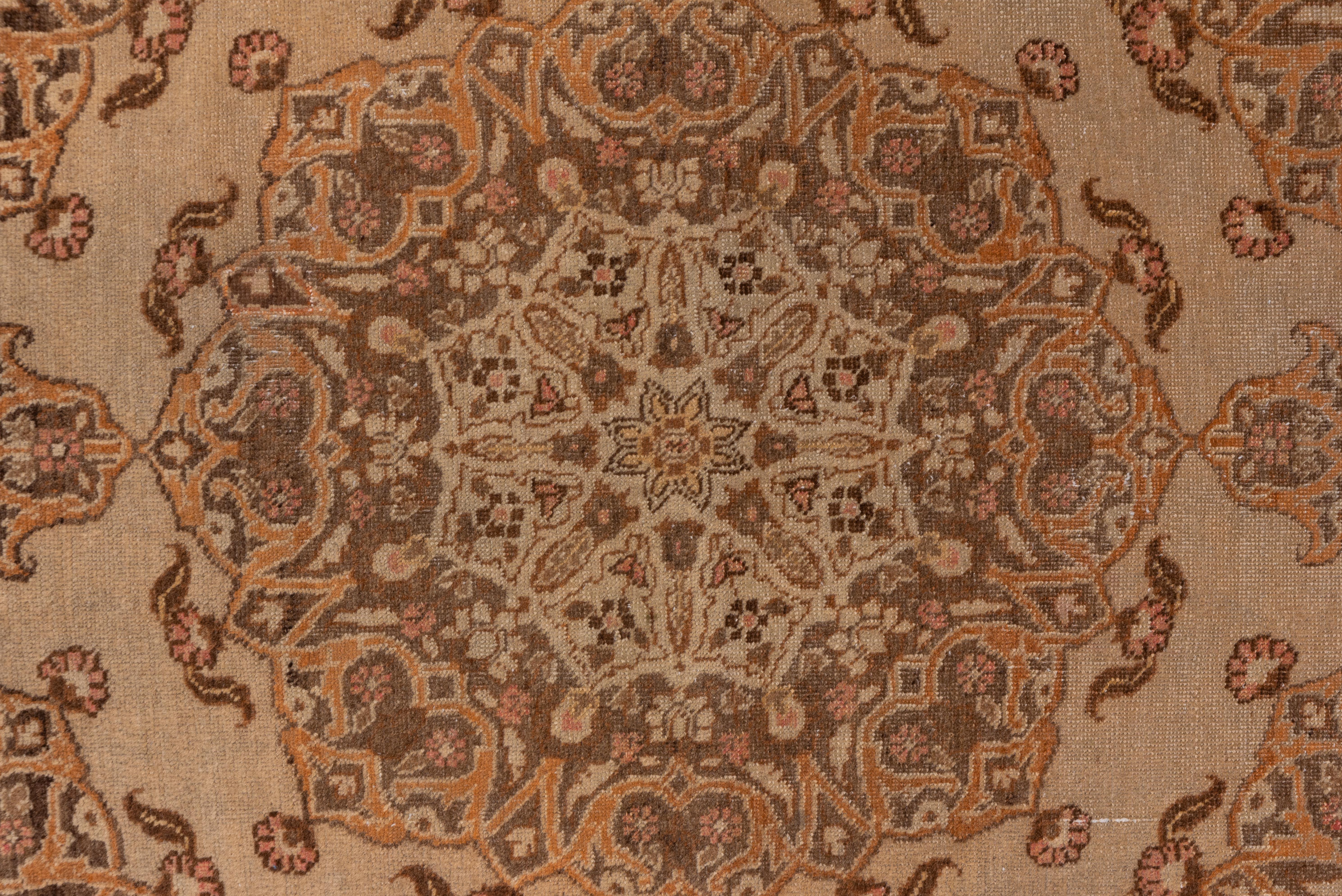 Tappeto Tabriz antico con medaglione centrale color kaki smorzato e fiorellini in vendita 1