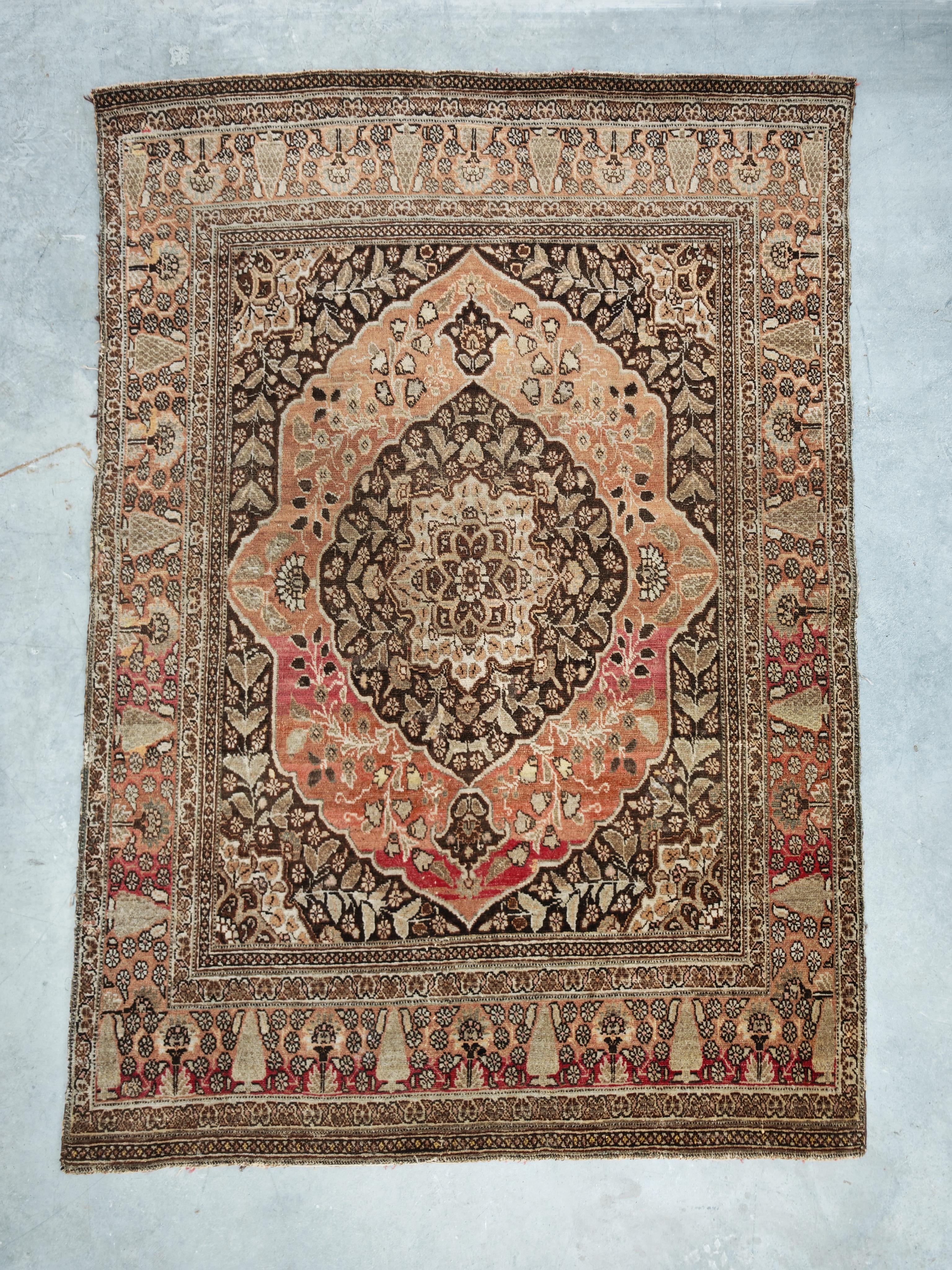 In diesem Angebot finden Sie eine hervorragende antike Tabriz Teppich mit einem zentralen Medaillon-Design. Die Motive sind stilisiert und geometrisch, was oft auf eine Stammes- oder Dorfherkunft hindeutet und nicht auf eine formale, städtische