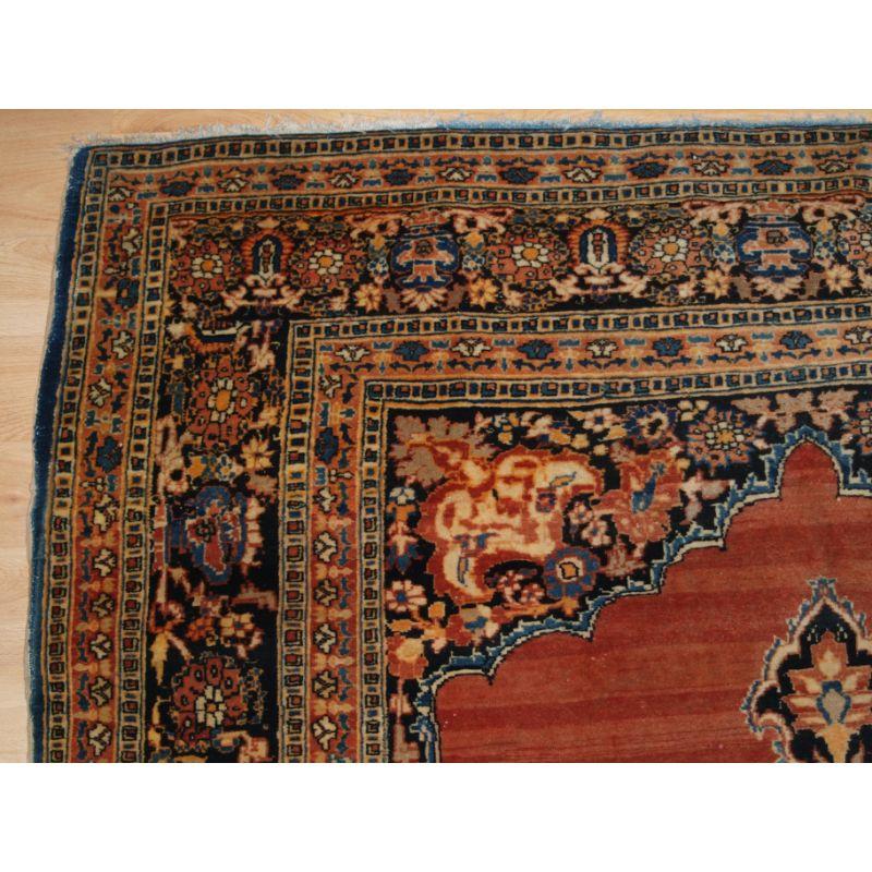 Antiker Täbris-Teppich mit klassischem Muster und zentralem Medaillon auf sehr weichem, geschliffenem Terrakotta-Grund.

Der Teppich hat einen Farbwechsel (Abrash) im Feld, der die Attraktivität des Teppichs erhöht. Die sanften Blautöne und die