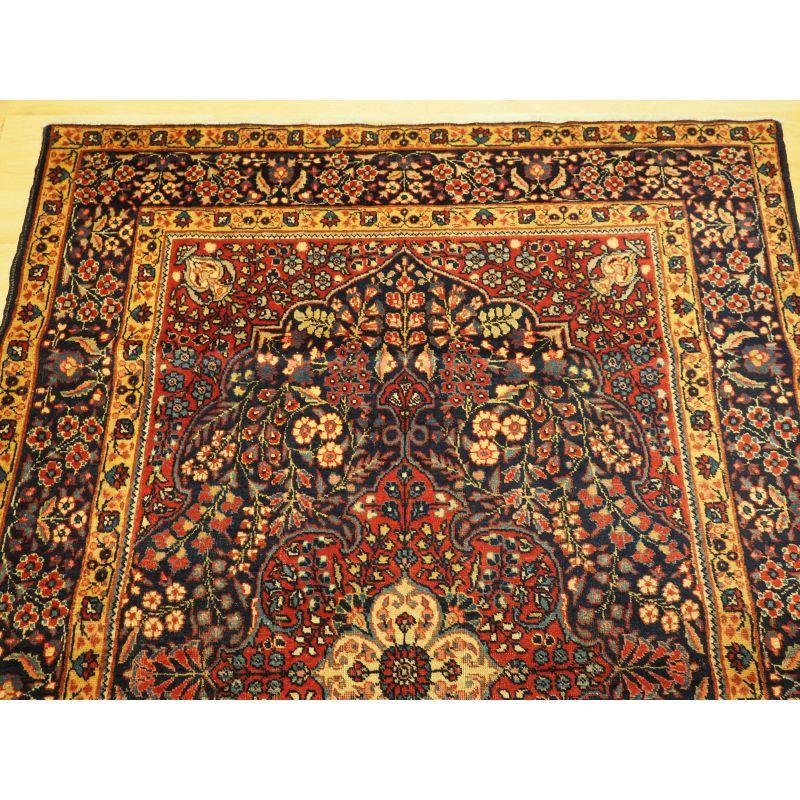 Antique Tabriz Rug of Classic Floral Design In Excellent Condition For Sale In Moreton-In-Marsh, GB