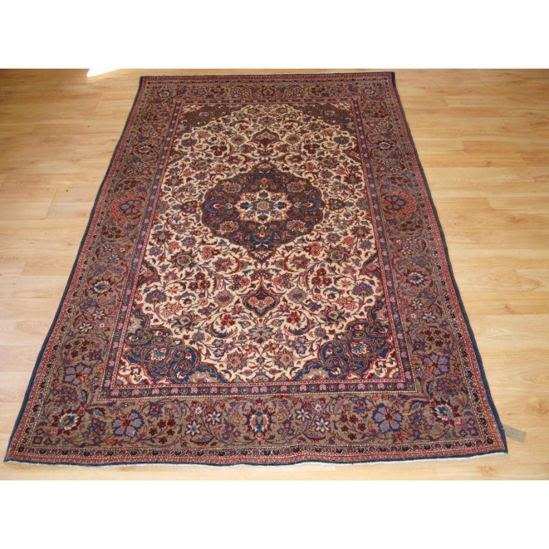 Antiker Täbriz-Teppich mit klassischem Blumenmuster und zentralem Medaillon auf hellem Elfenbeingrund.

Der Teppich ist fein gewebt und hat ein sehr detailliertes Design, die Grenze hat einen grünen Grund, die sehr ungewöhnlich ist.

Der Teppich hat