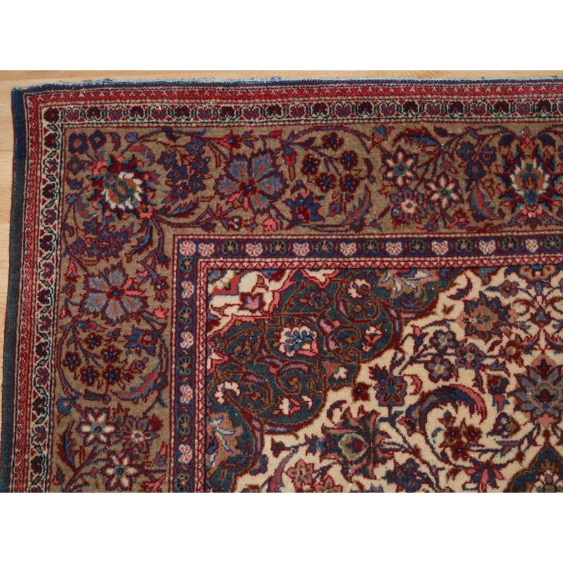 Antiker Täbris-Teppich mit klassischem Blumenmuster und zentralem Medaillon auf einem Light  (Asiatisch) im Angebot