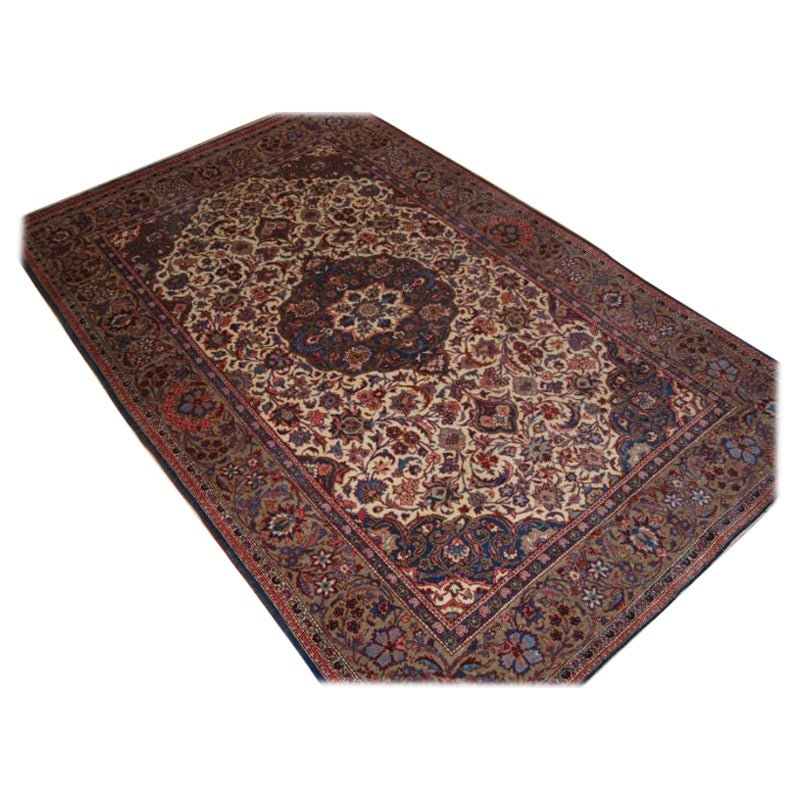 Antiker Täbris-Teppich mit klassischem Blumenmuster und zentralem Medaillon auf einem Light