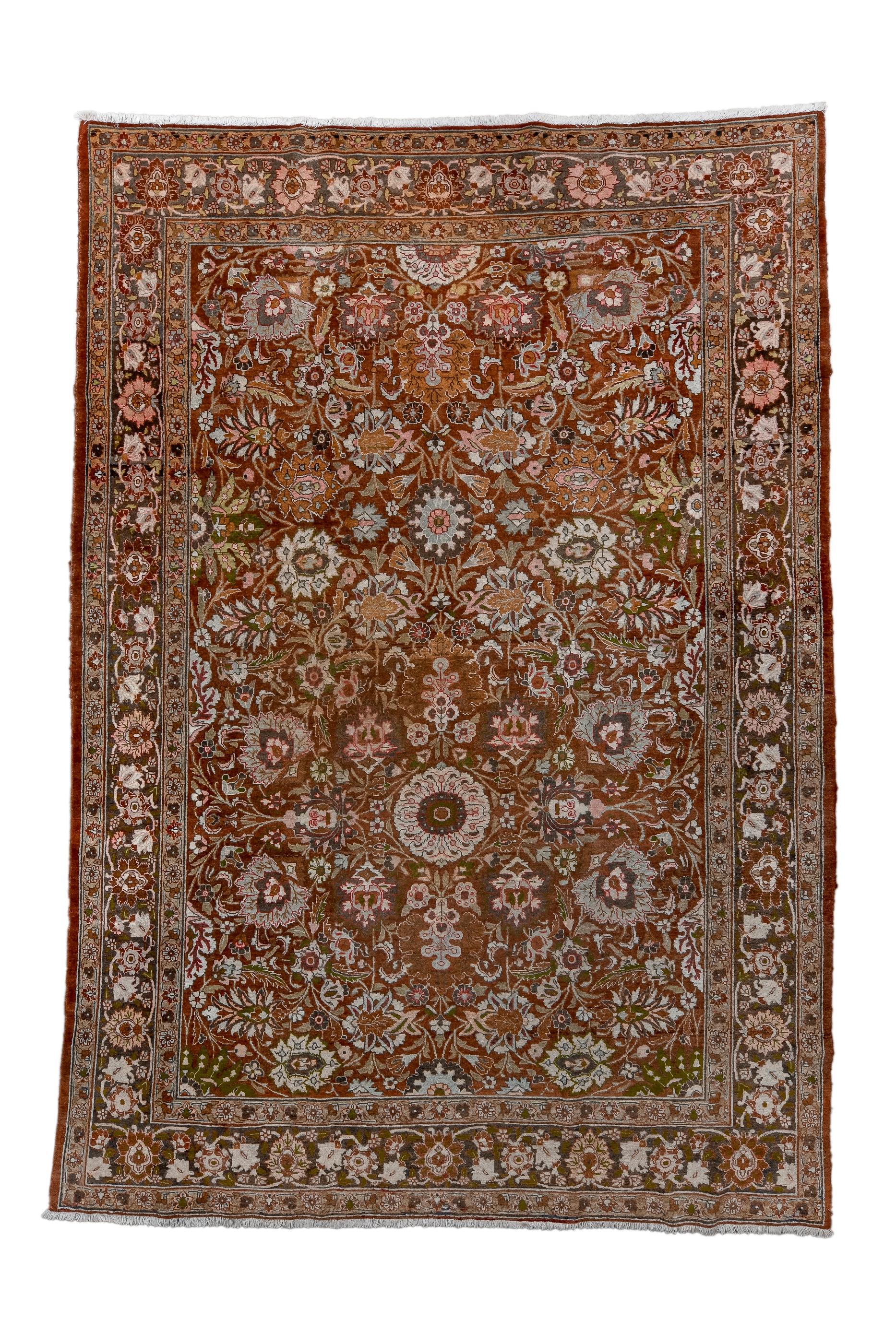Le champ rouge chaud est étroitement recouvert d'un motif de rosette et de palmette intérieure et extérieure. De grandes rosettes de pétales courent au centre et des palmettes, paresseuses, inclinées et dressées, en pétales ou en lambeaux, assistent