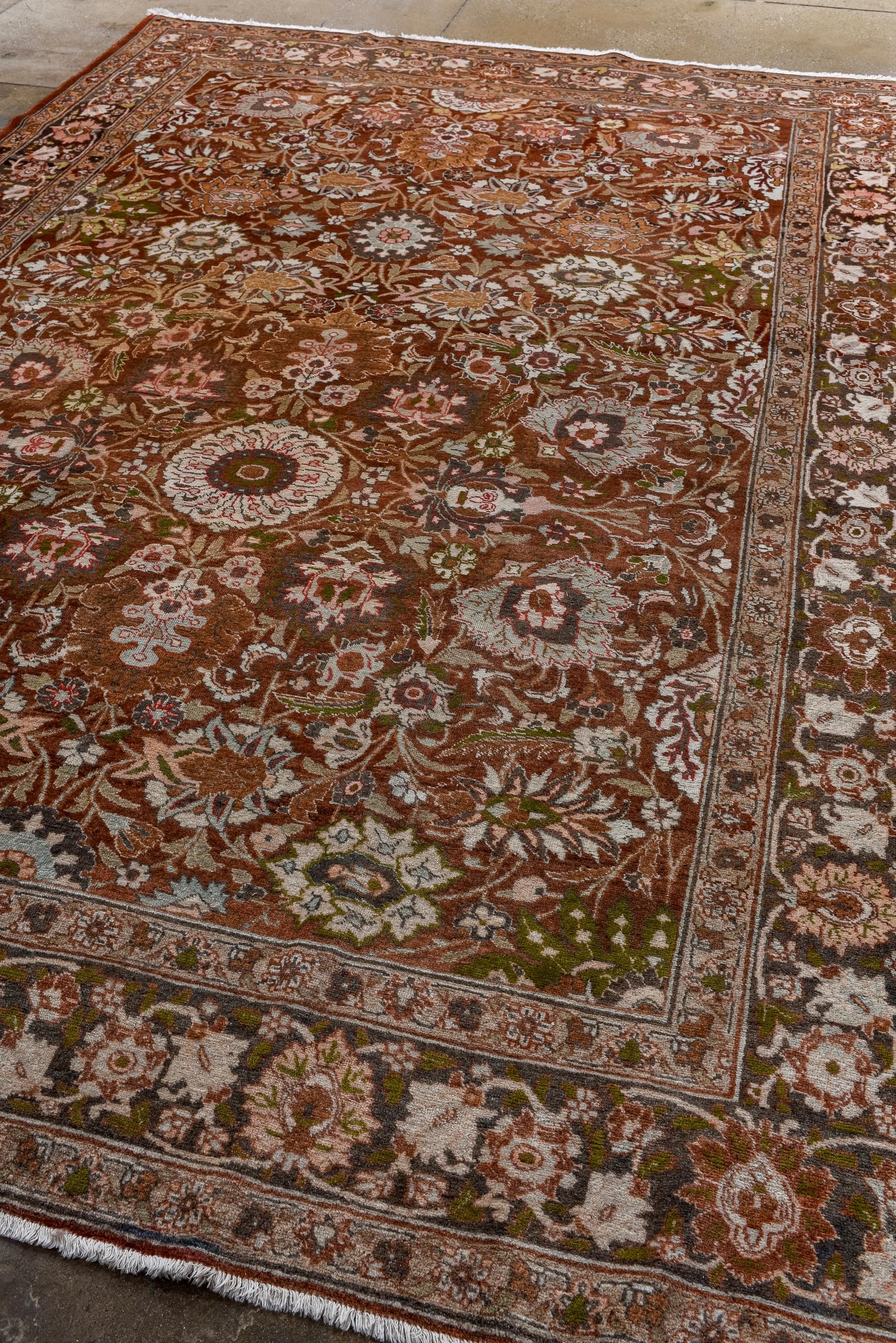 Perse Tapis Tabriz antique avec un champ rouge chaud et un motif de rosette en vente