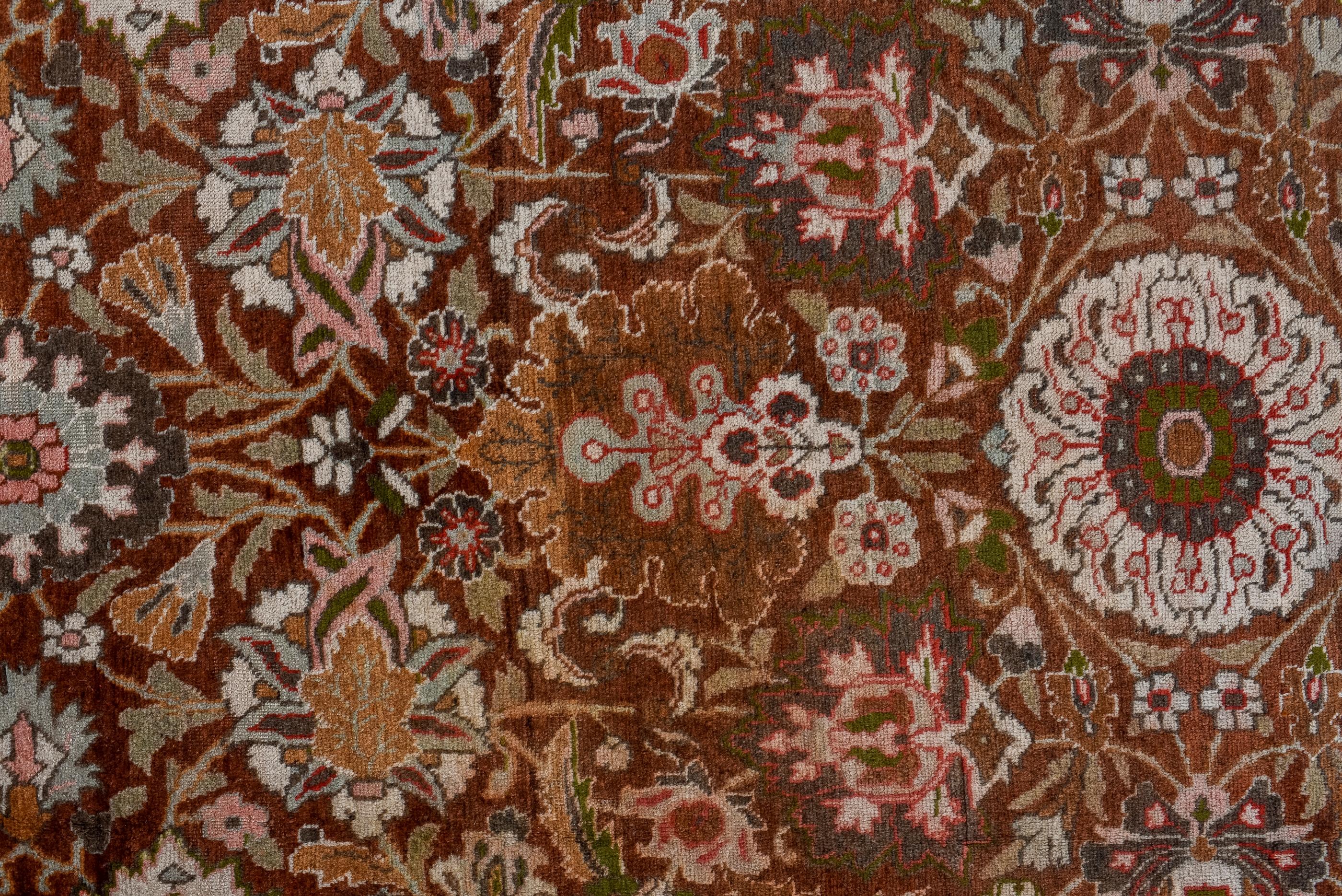 Noué à la main Tapis Tabriz antique avec un champ rouge chaud et un motif de rosette en vente