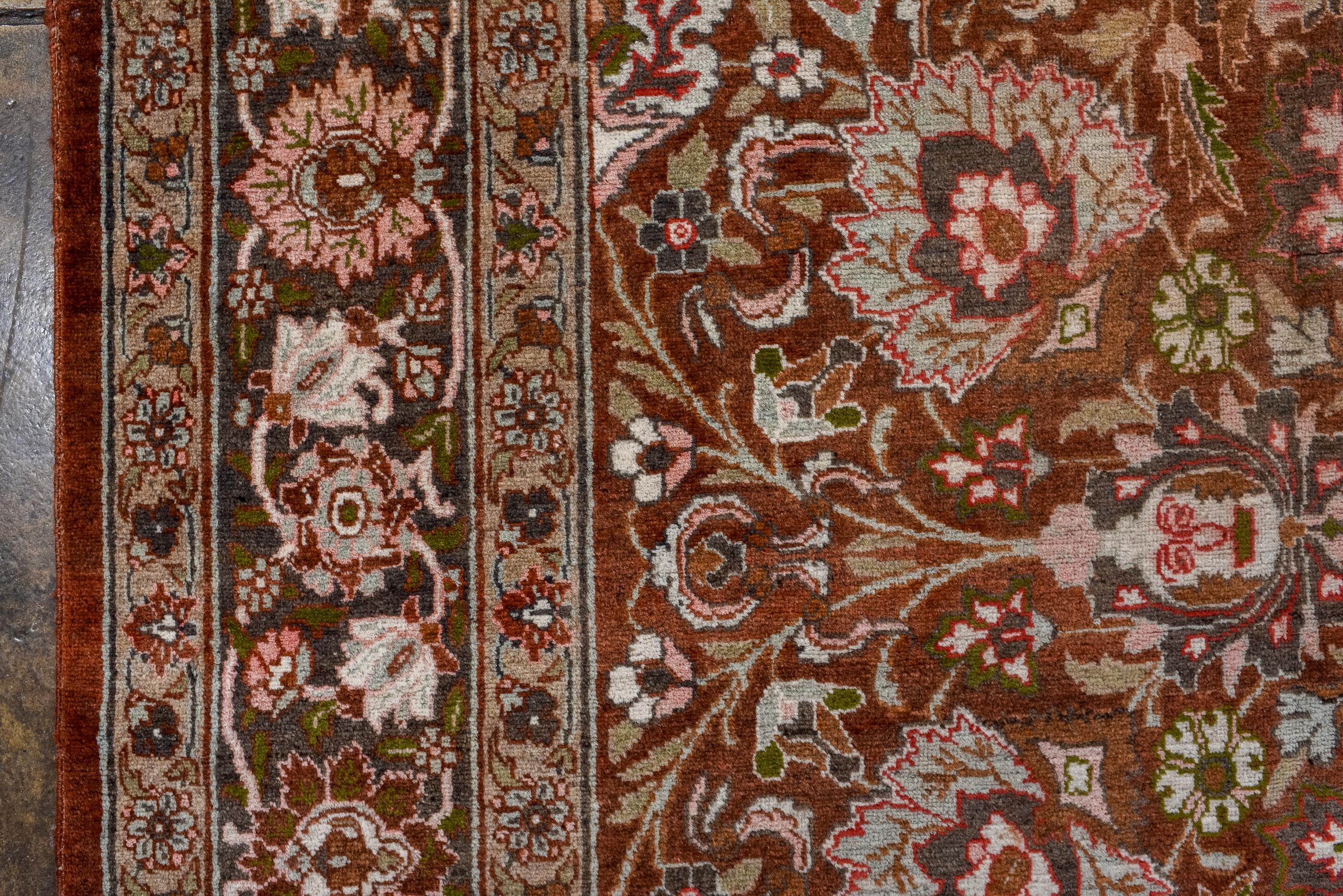 Tapis Tabriz antique avec un champ rouge chaud et un motif de rosette Bon état - En vente à New York, NY