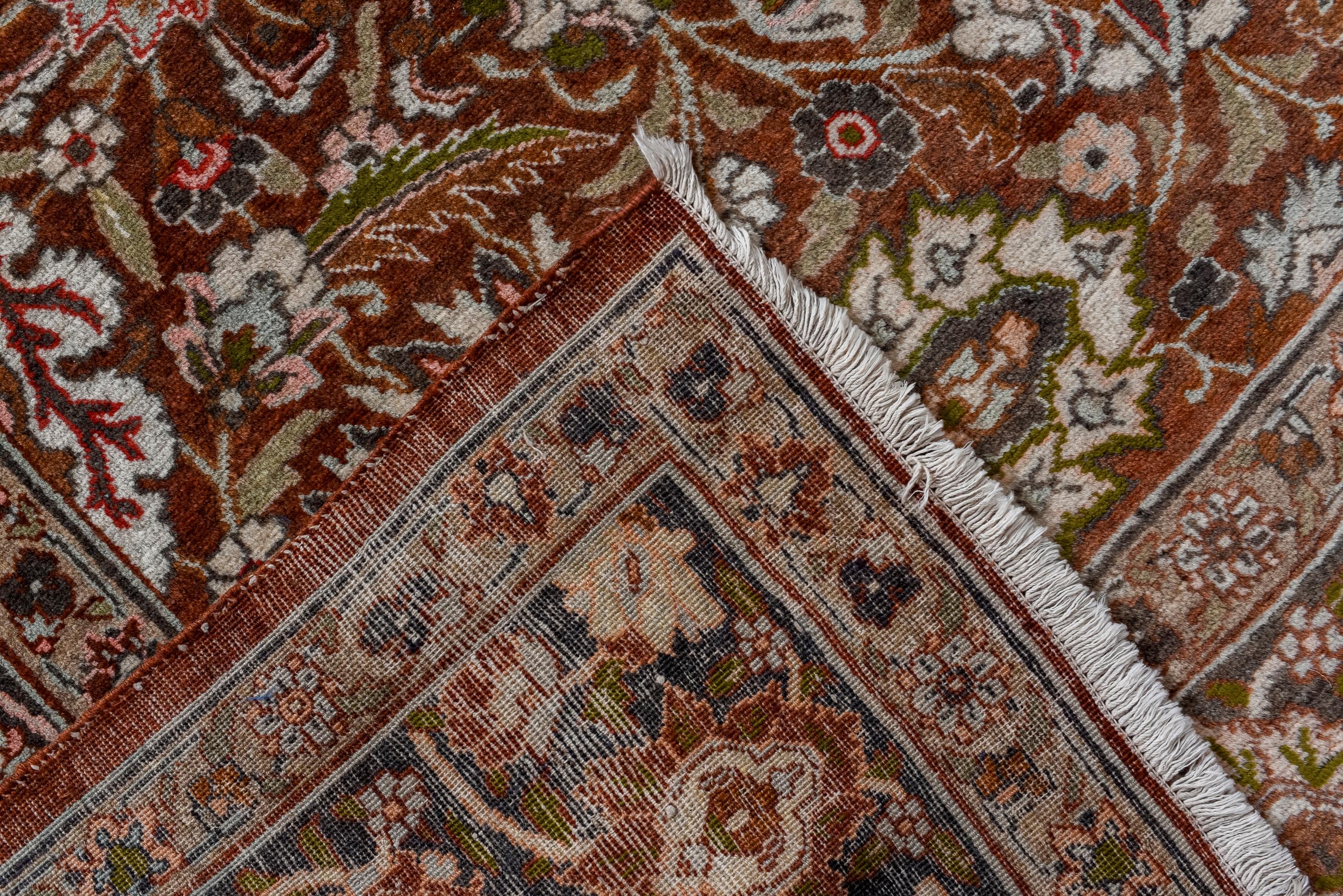 20ième siècle Tapis Tabriz antique avec un champ rouge chaud et un motif de rosette en vente