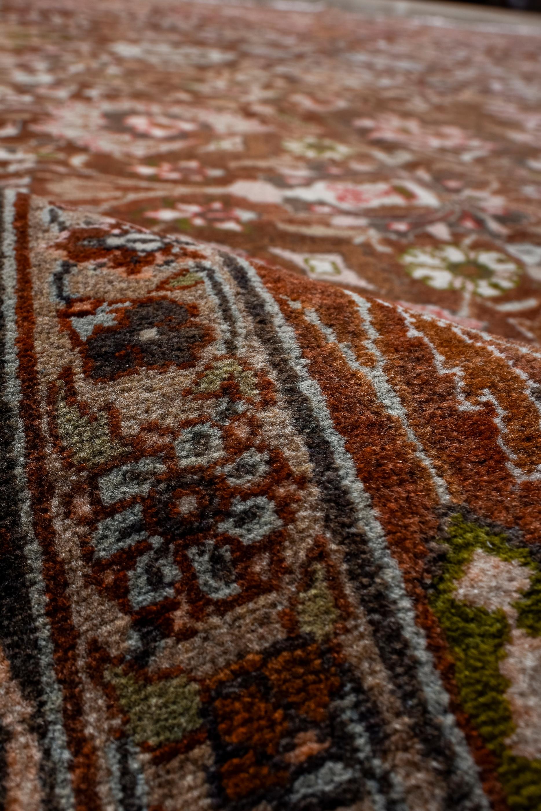 Laine Tapis Tabriz antique avec un champ rouge chaud et un motif de rosette en vente