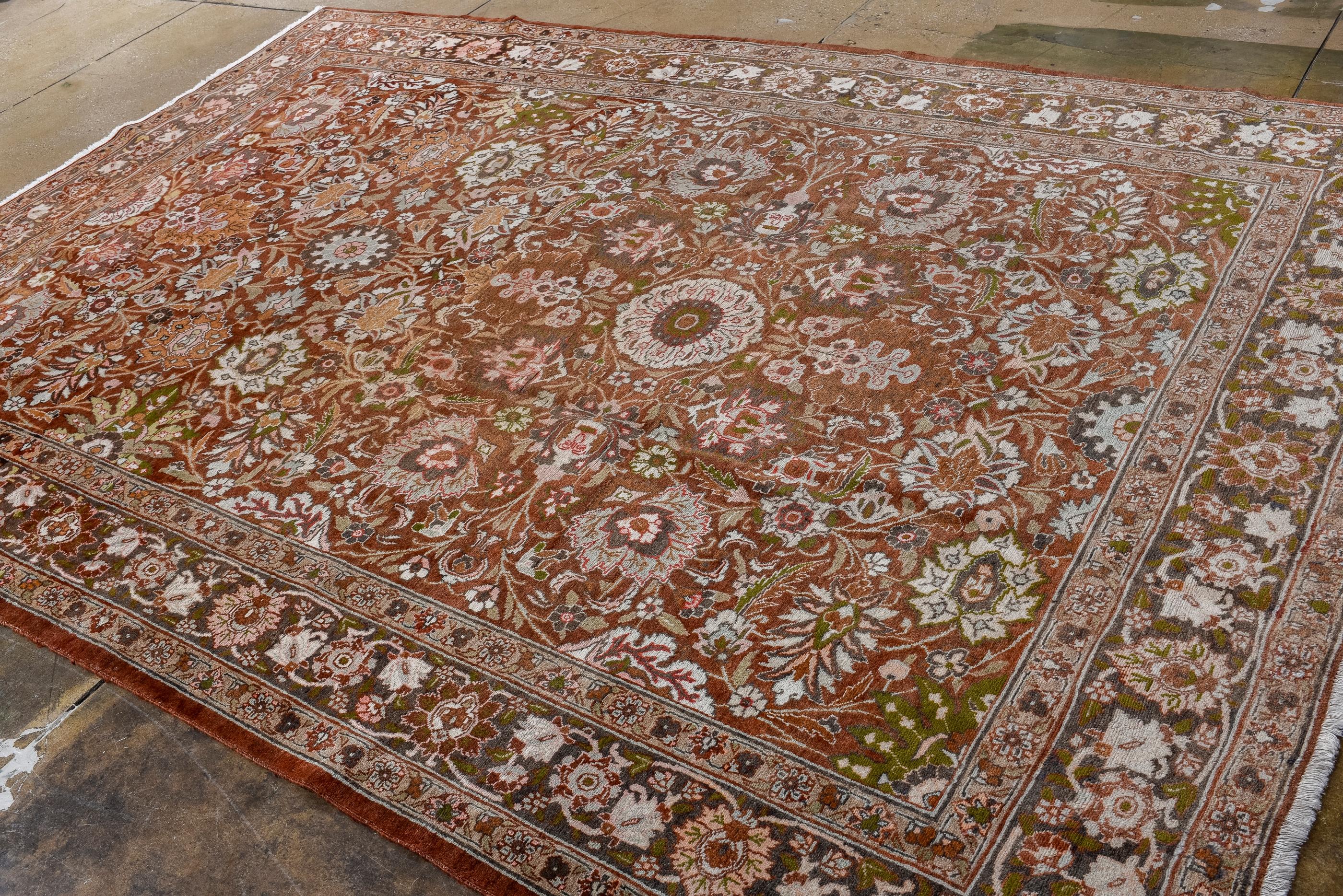 Tapis Tabriz antique avec un champ rouge chaud et un motif de rosette en vente 1