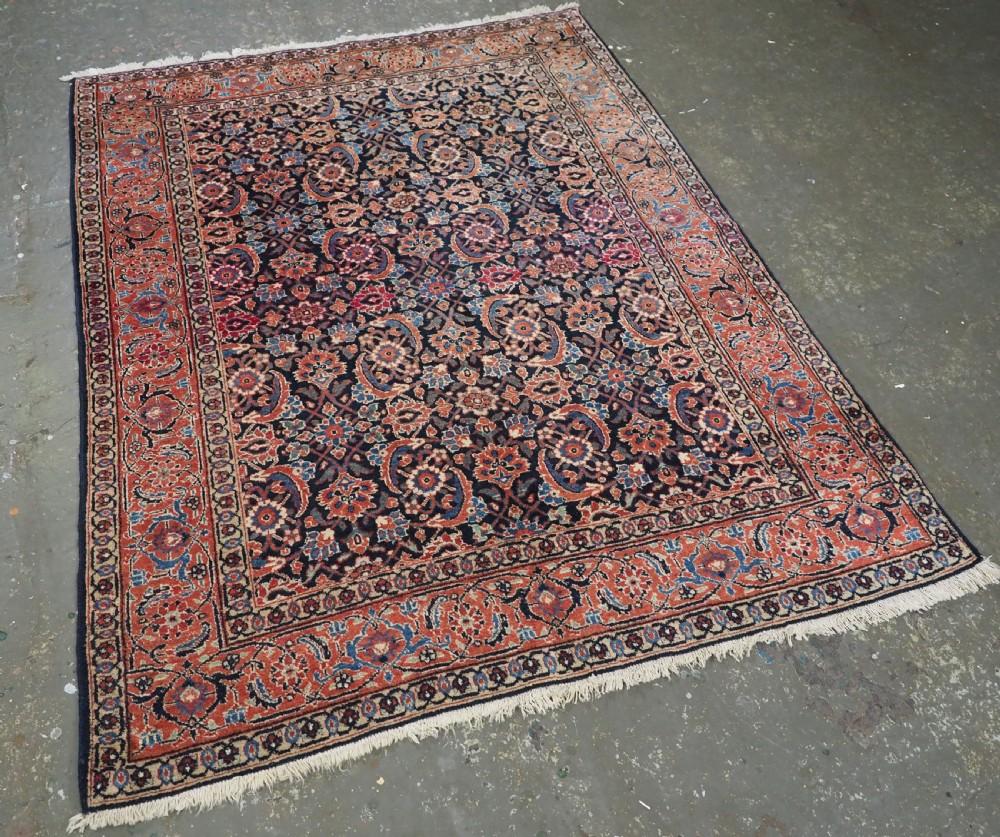 Tapis ancien de Tabriz avec tous les motifs classiques d'Herati
Circa 1920

Le tapis présente un motif herati à petite échelle dans des couleurs pastel douces sur un fond bleu indigo foncé. Le tapis présente une palette de couleurs chaudes. La
