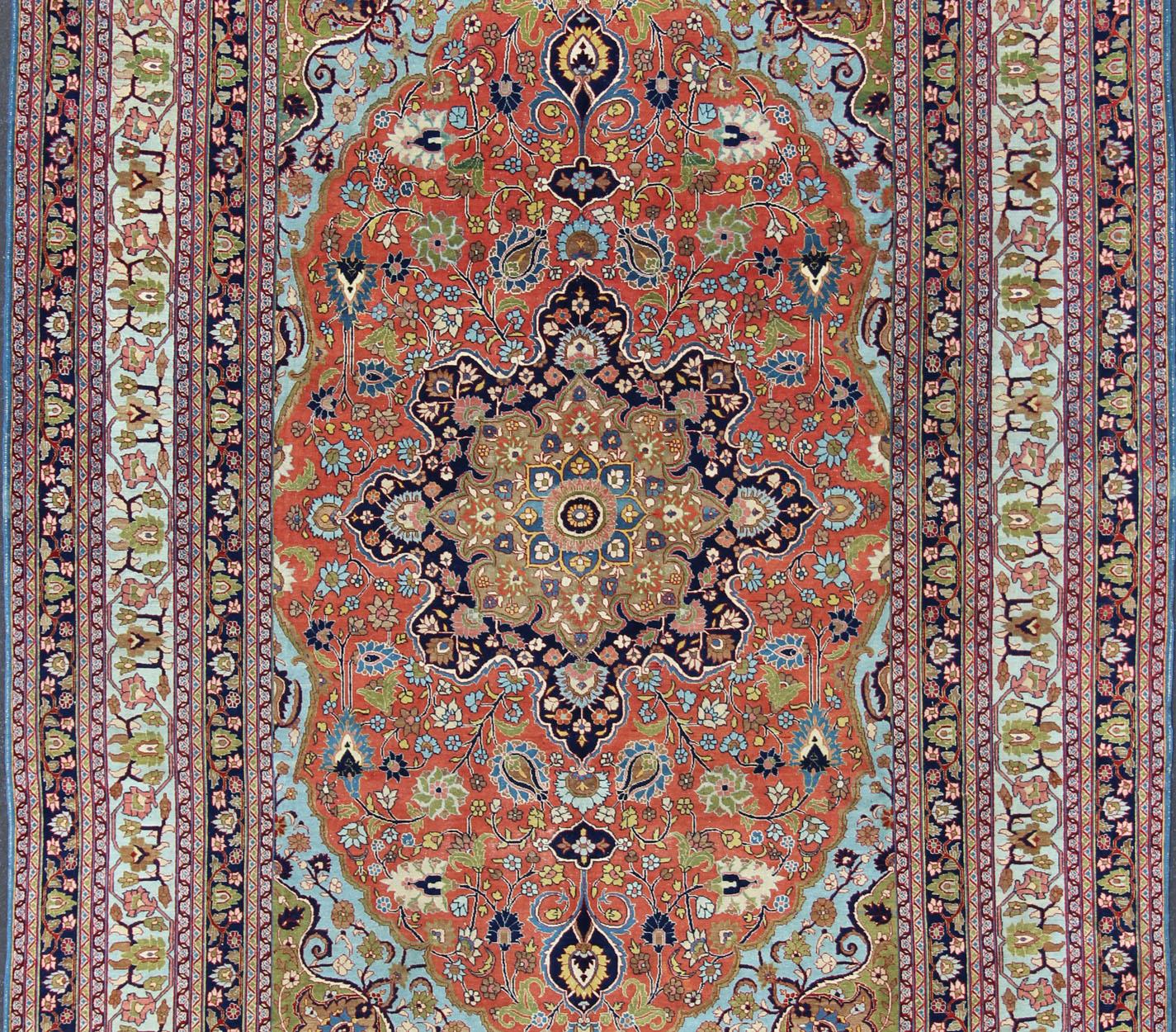 Noué à la main Antiquités Tapis persan à motifs Classic Tabriz en orange, bleu et multicolore en vente