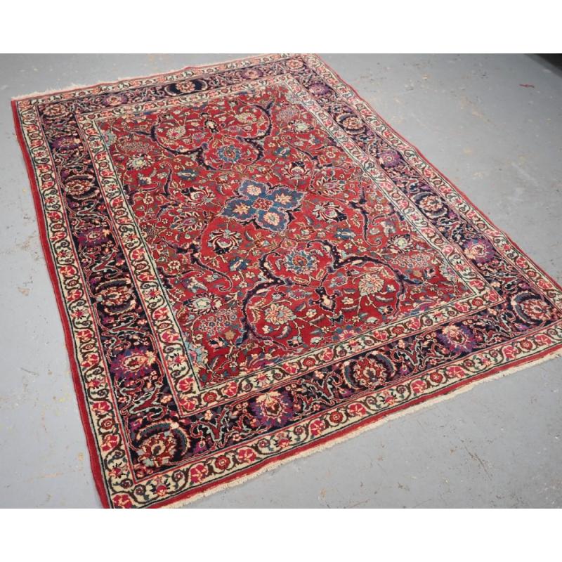 Tapis ancien de Tabriz à motif floral classique (Ce tapis fait partie d'une paire, l'autre est le numéro de stock R-2297)
Circa 1920

Le tapis présente un petit médaillon central entouré de gerbes de fleurs. Le tapis présente une riche palette de